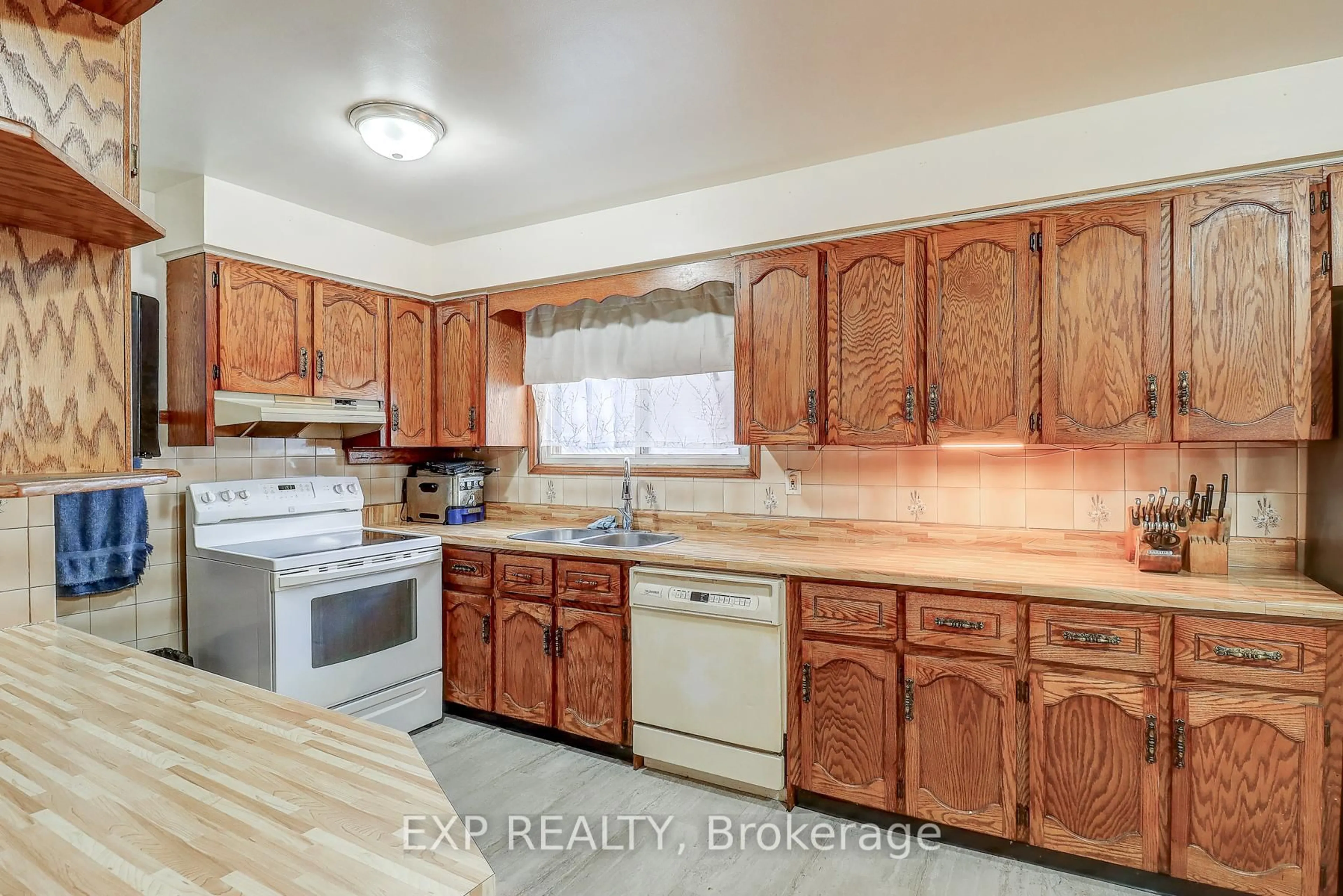 Standard kitchen, unknown for 297 Linden St, Oshawa Ontario L1H 6R3
