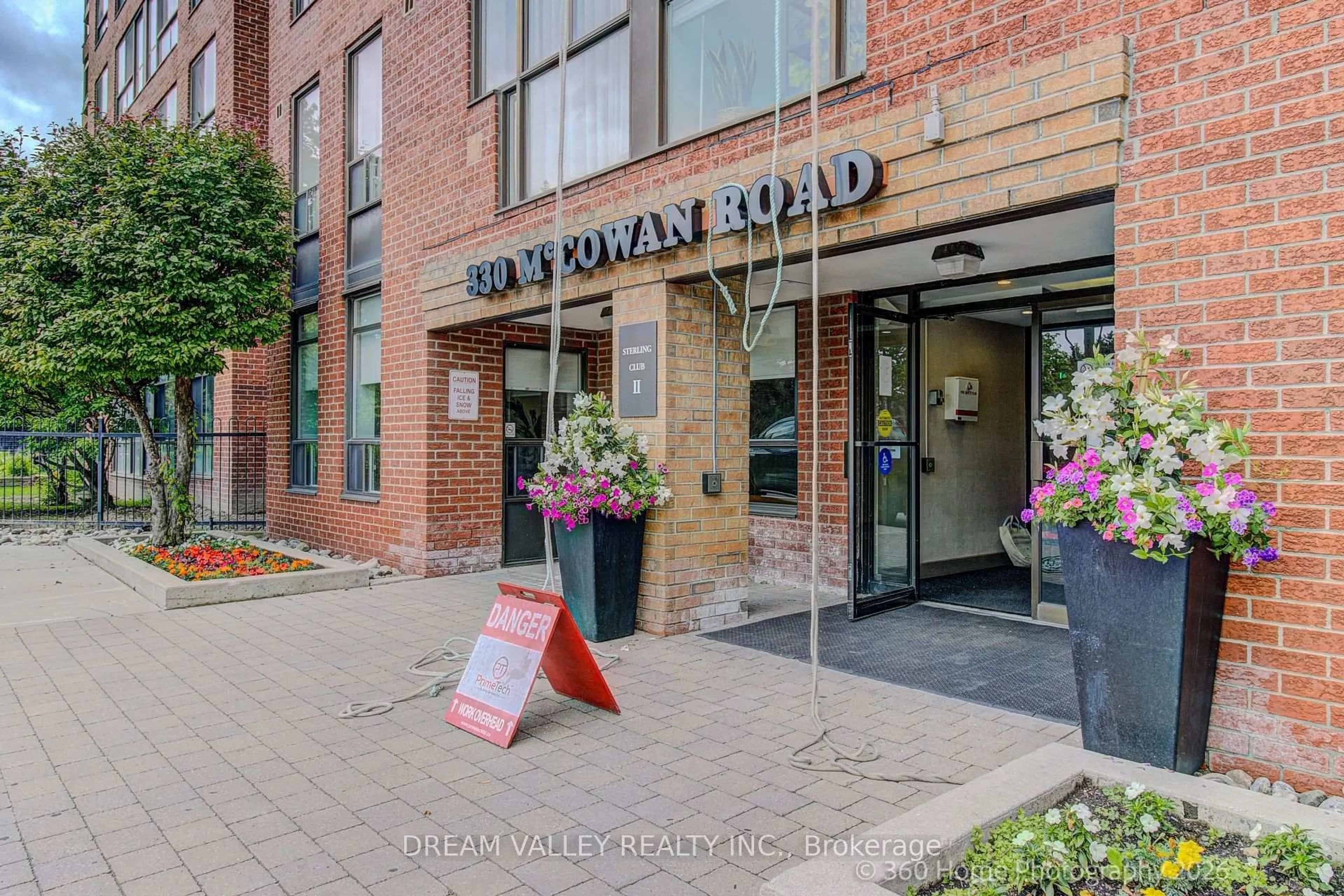 Indoor foyer for 330 Mccowan Rd #811, Toronto Ontario M1J 3N3