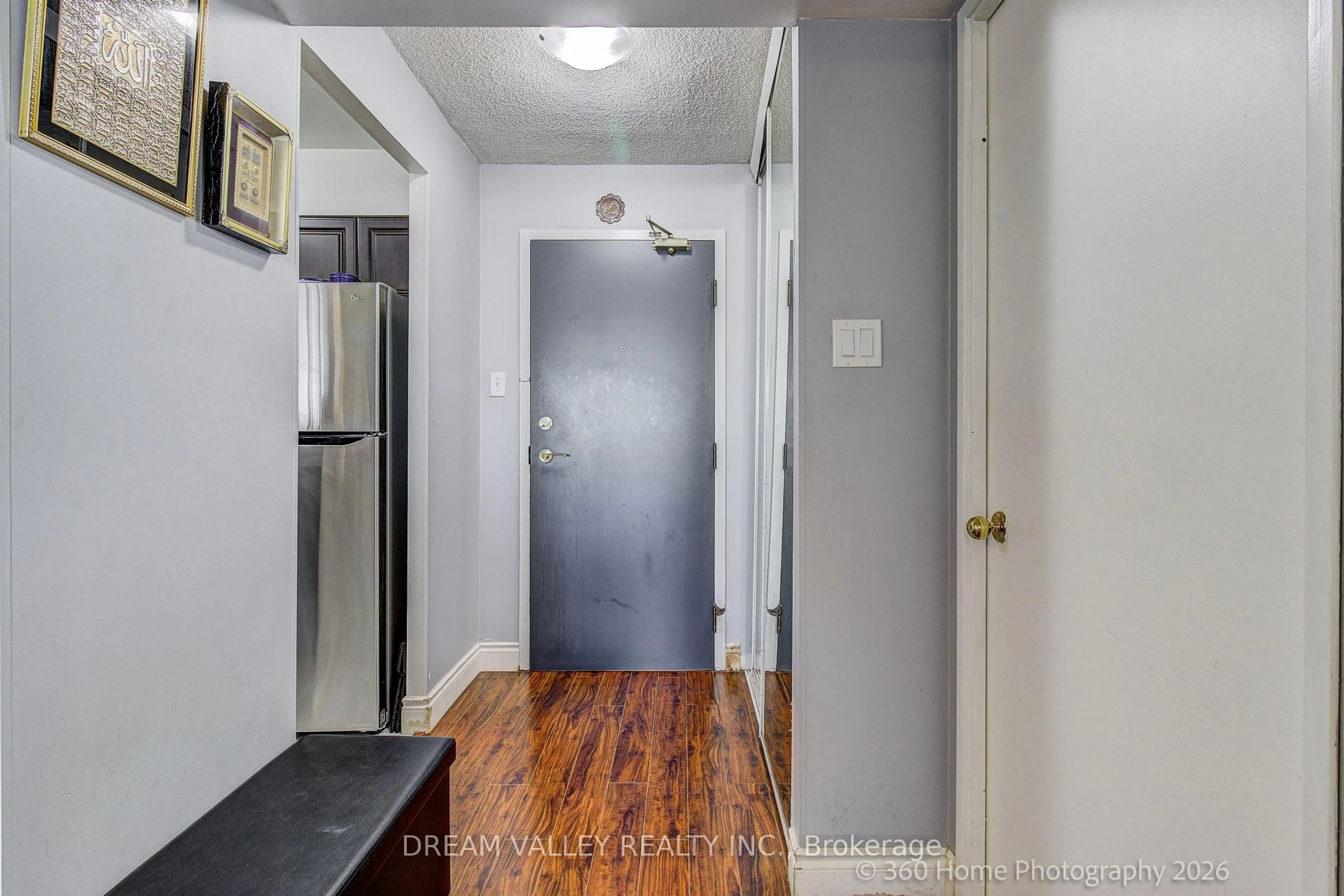 Indoor entryway for 330 Mccowan Rd #811, Toronto Ontario M1J 3N3