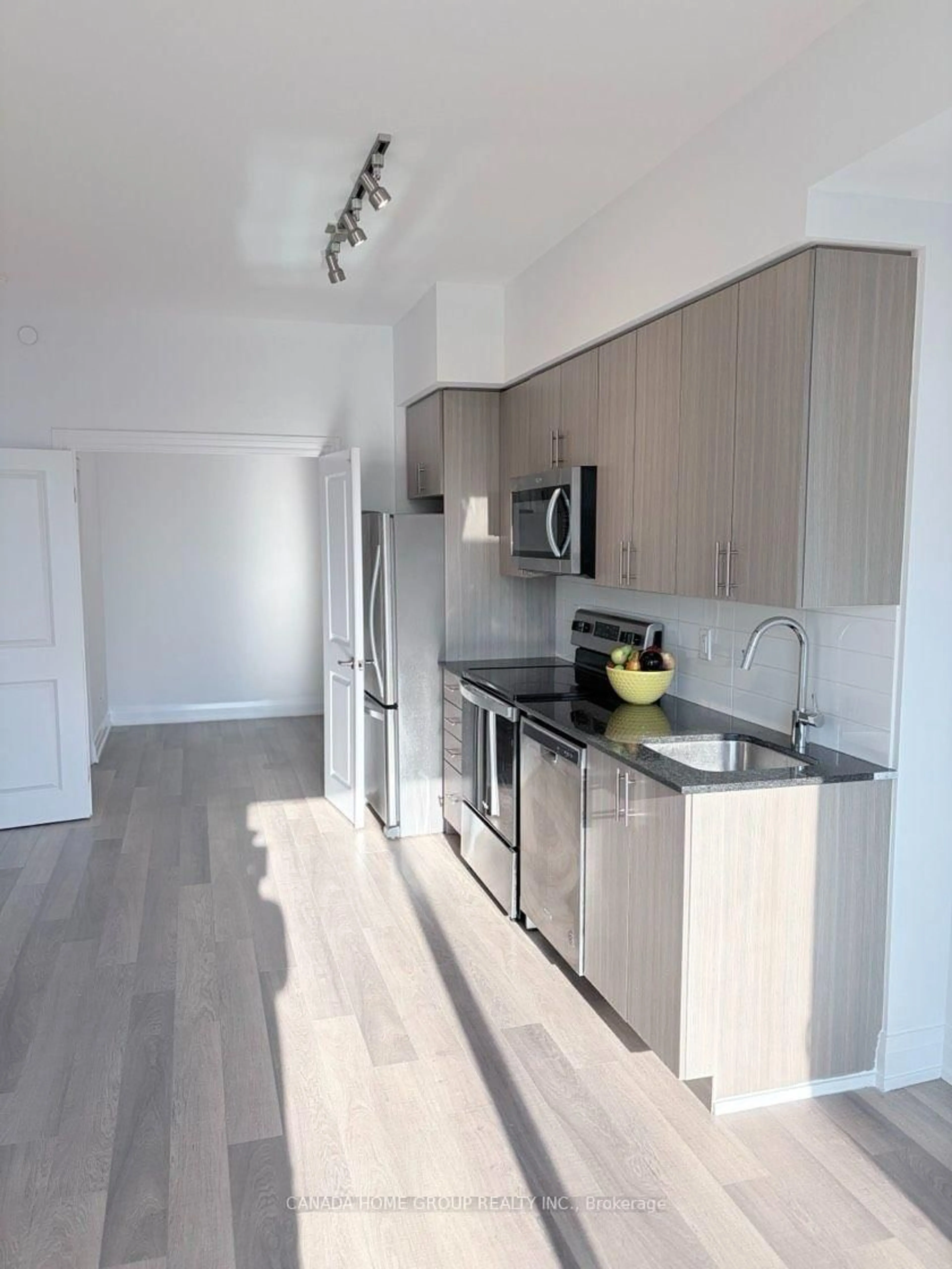 Standard kitchen, wood/laminate floor for 3121 Sheppard Ave #522, Toronto Ontario M1T 0B6