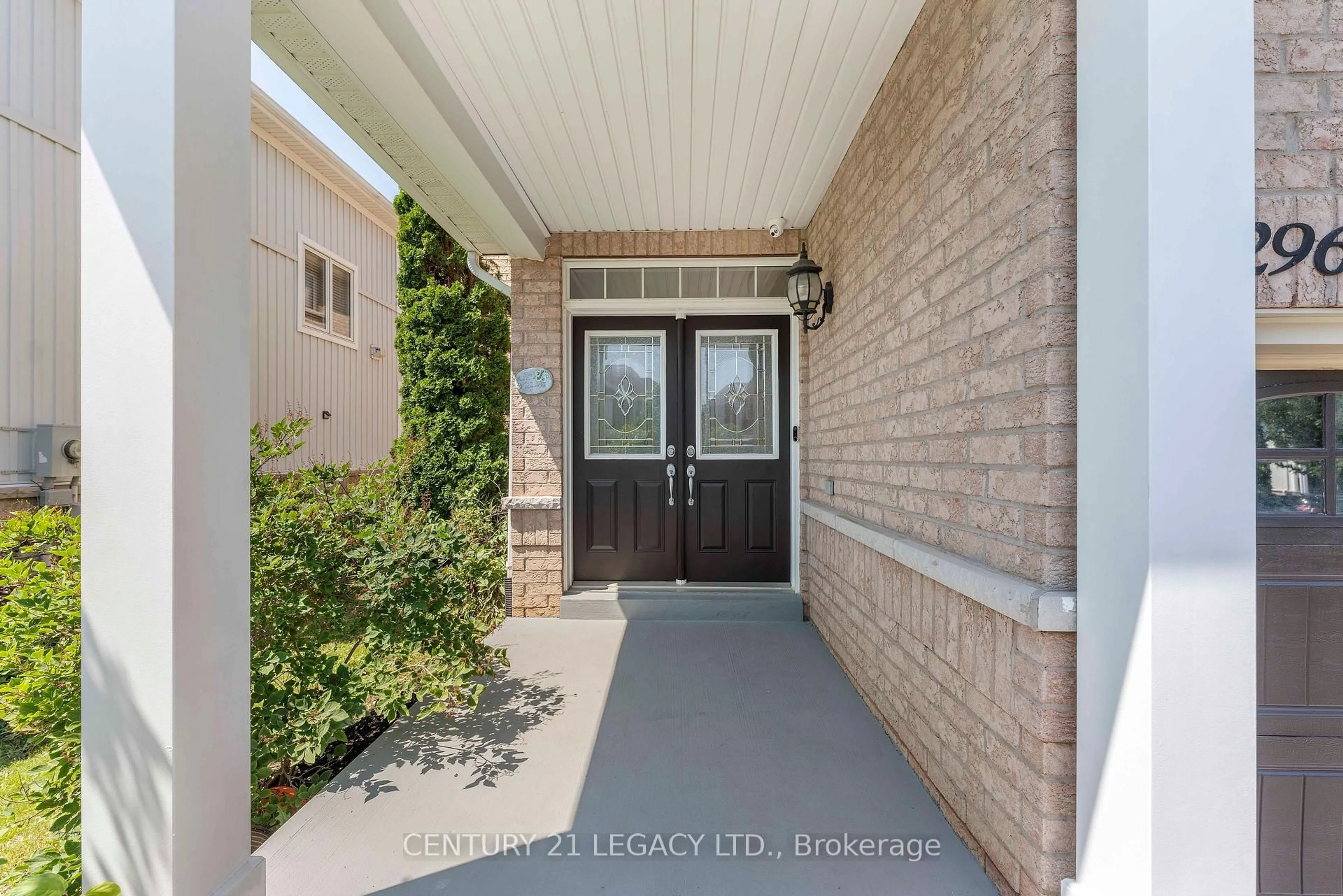 Indoor entryway for 1296 Tall Pine Ave, Oshawa Ontario L1K 0G3