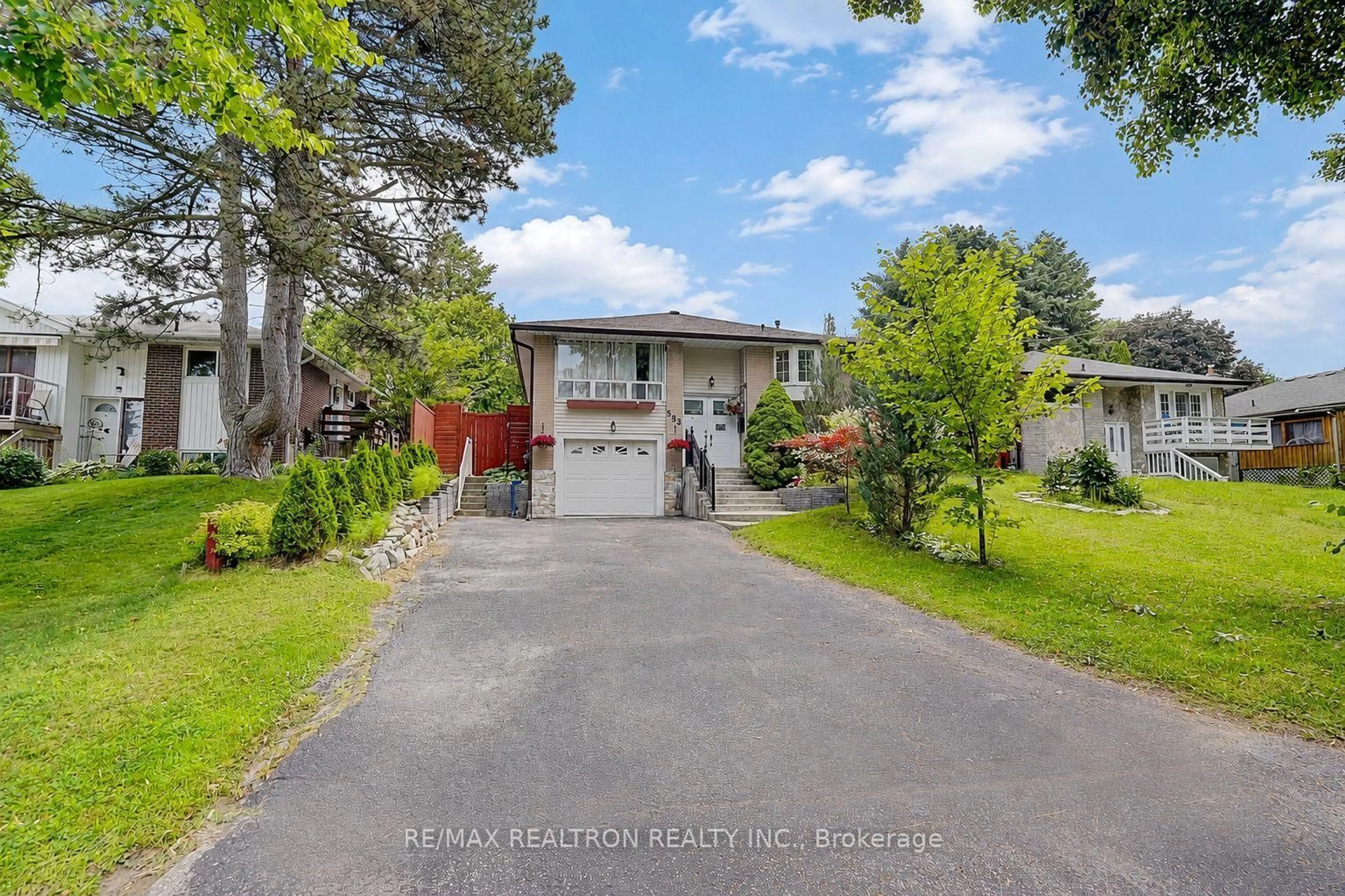A pic from outside/outdoor area/front of a property/back of a property/a pic from drone, water/lake/river/ocean view for 583 Pinewood St, Oshawa Ontario L1G 2S2
