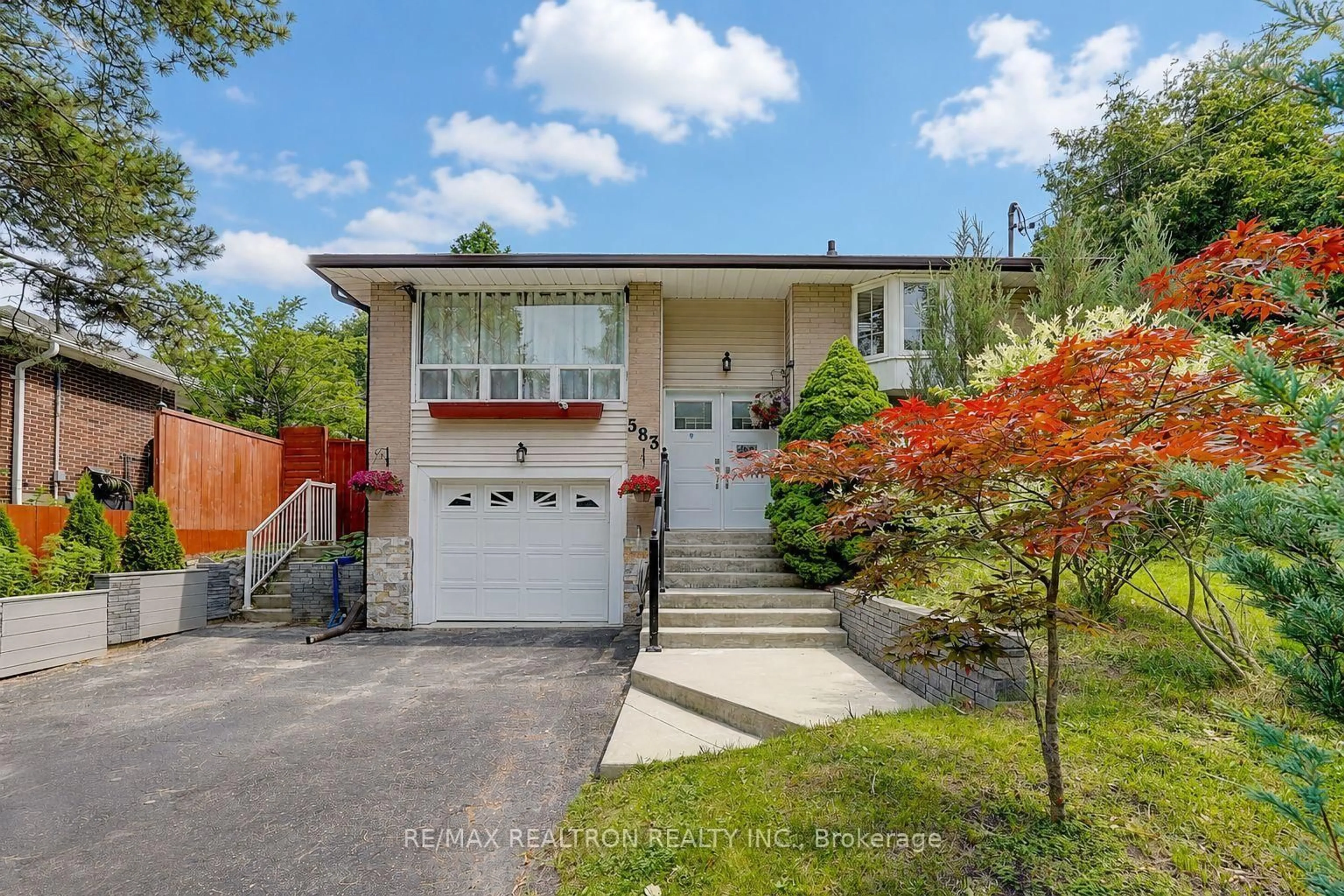 Home with vinyl exterior material, street for 583 Pinewood St, Oshawa Ontario L1G 2S2