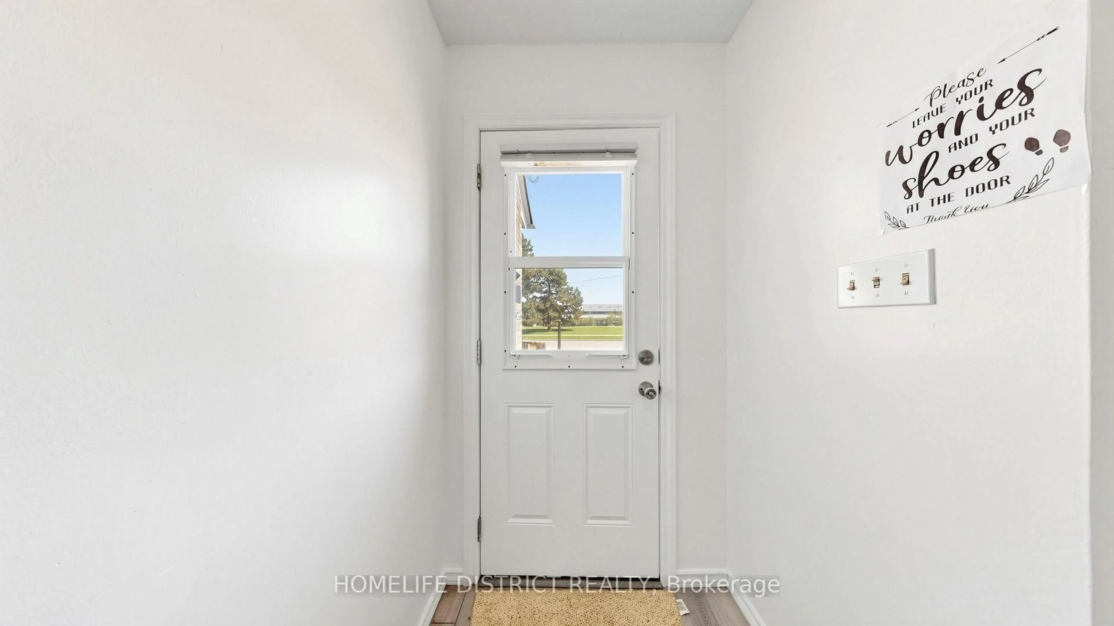 Indoor entryway for 424 Chaleur Ave, Oshawa Ontario L1J 6N7