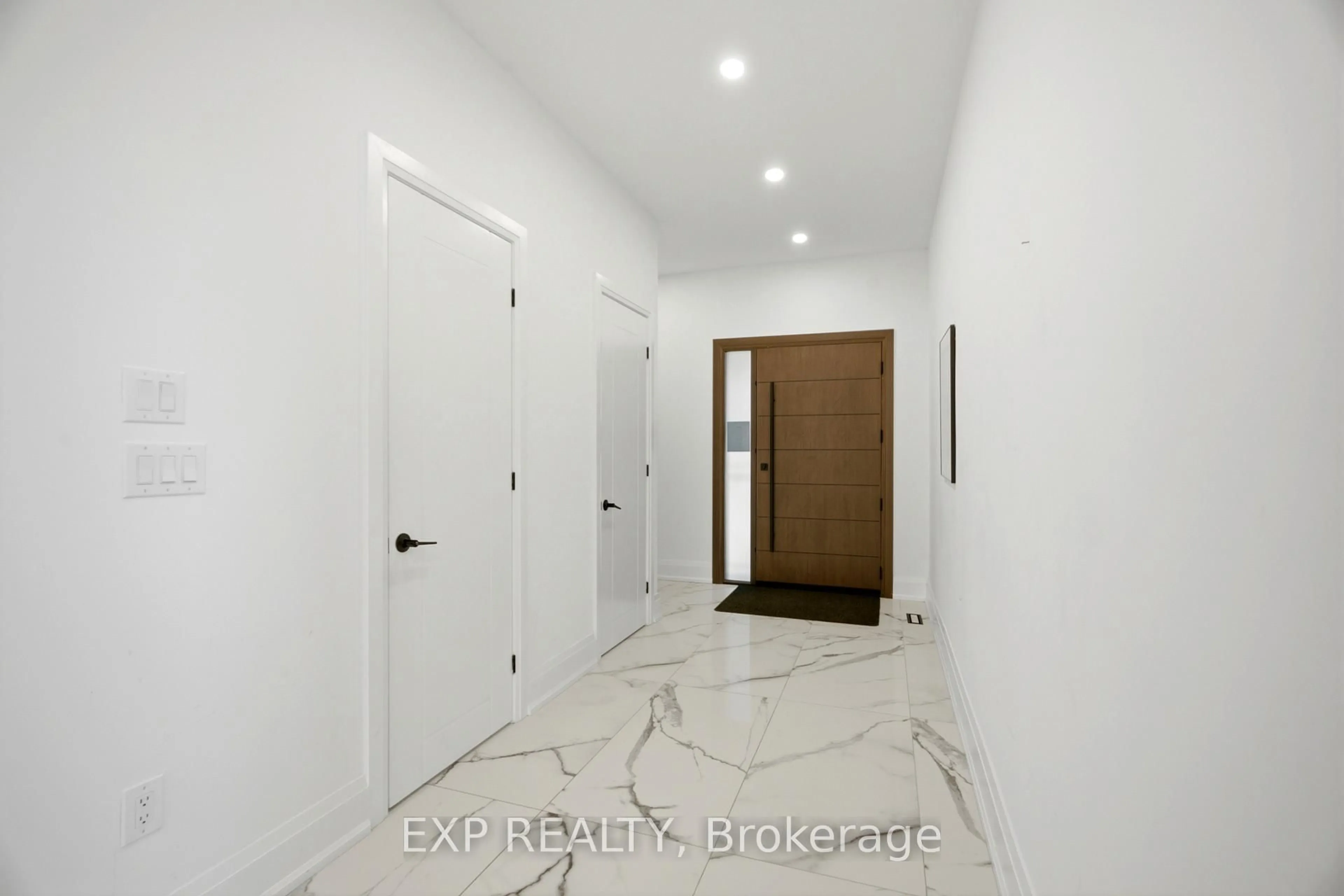Indoor entryway for 83 Kalmar Ave, Toronto Ontario M1N 3G5