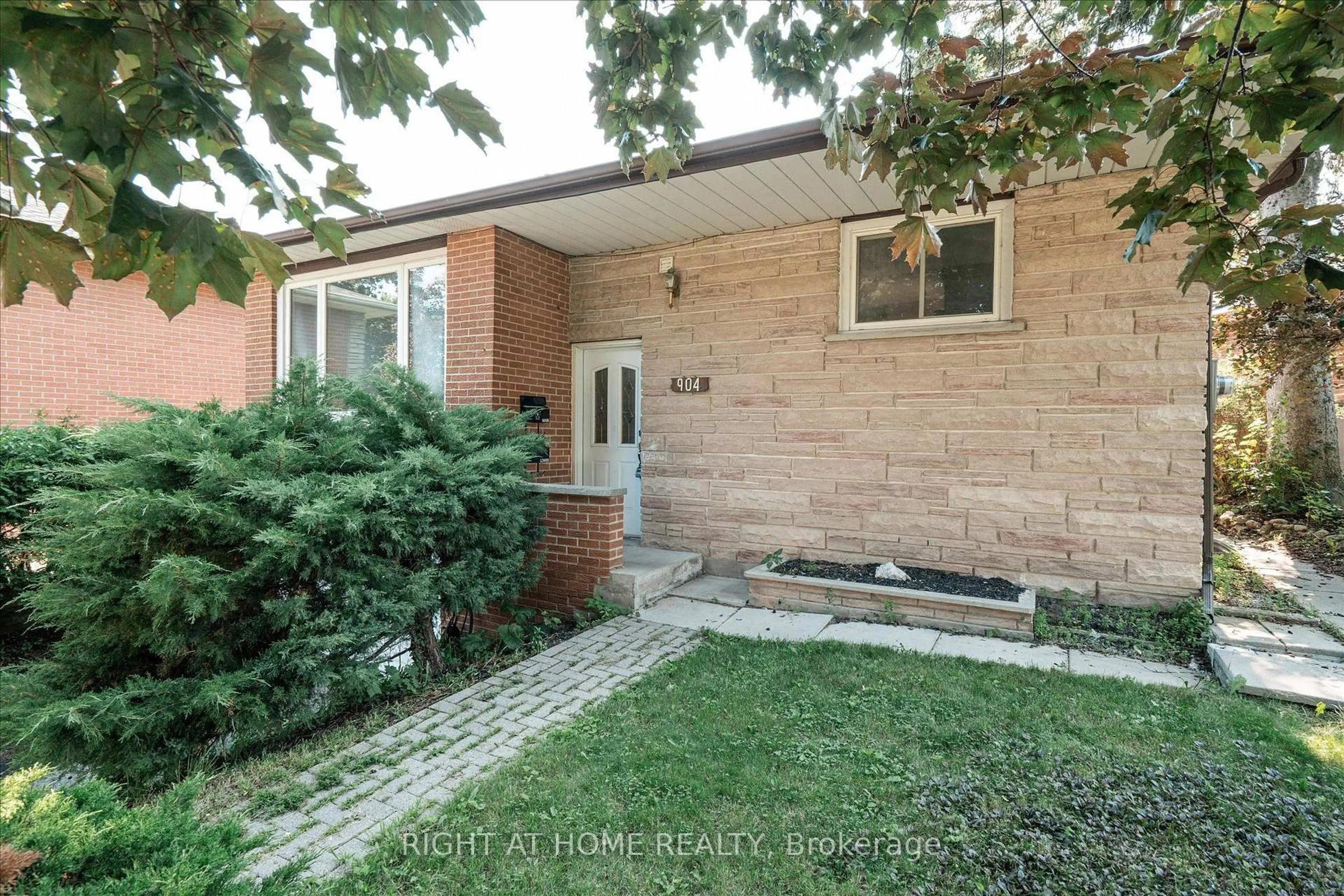 Home with brick exterior material, street for 904 Walnut Crt, Oshawa Ontario L1H 2H9