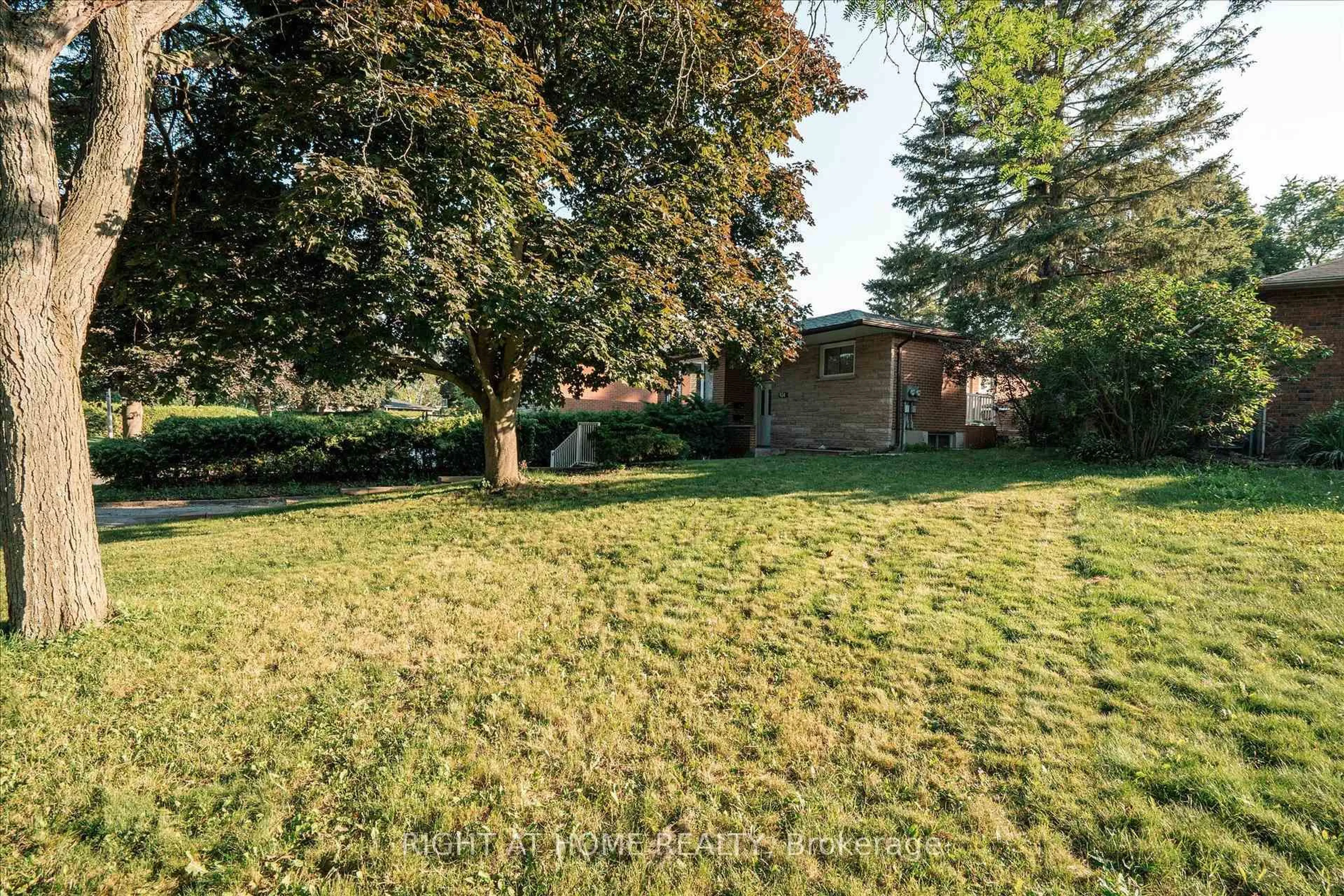 A pic from outside/outdoor area/front of a property/back of a property/a pic from drone, street for 904 Walnut Crt, Oshawa Ontario L1H 2H9