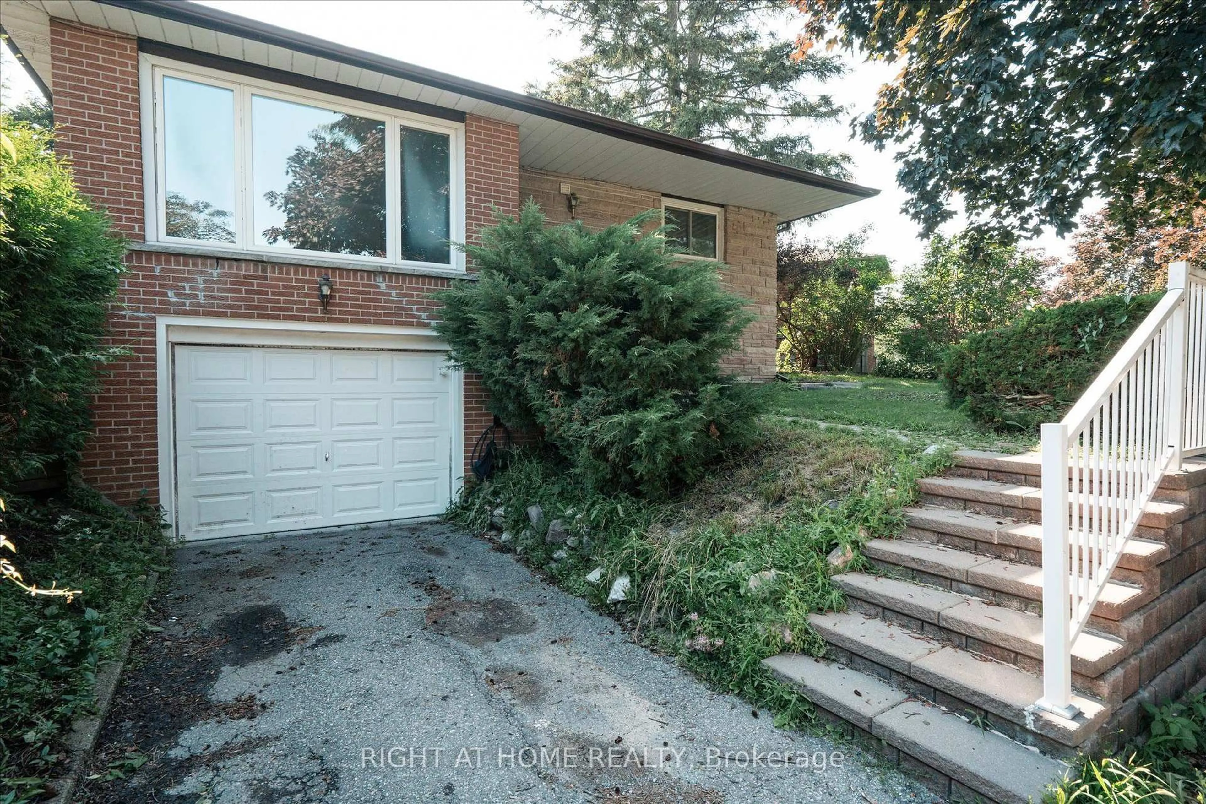 Home with brick exterior material, street for 904 Walnut Crt, Oshawa Ontario L1H 2H9