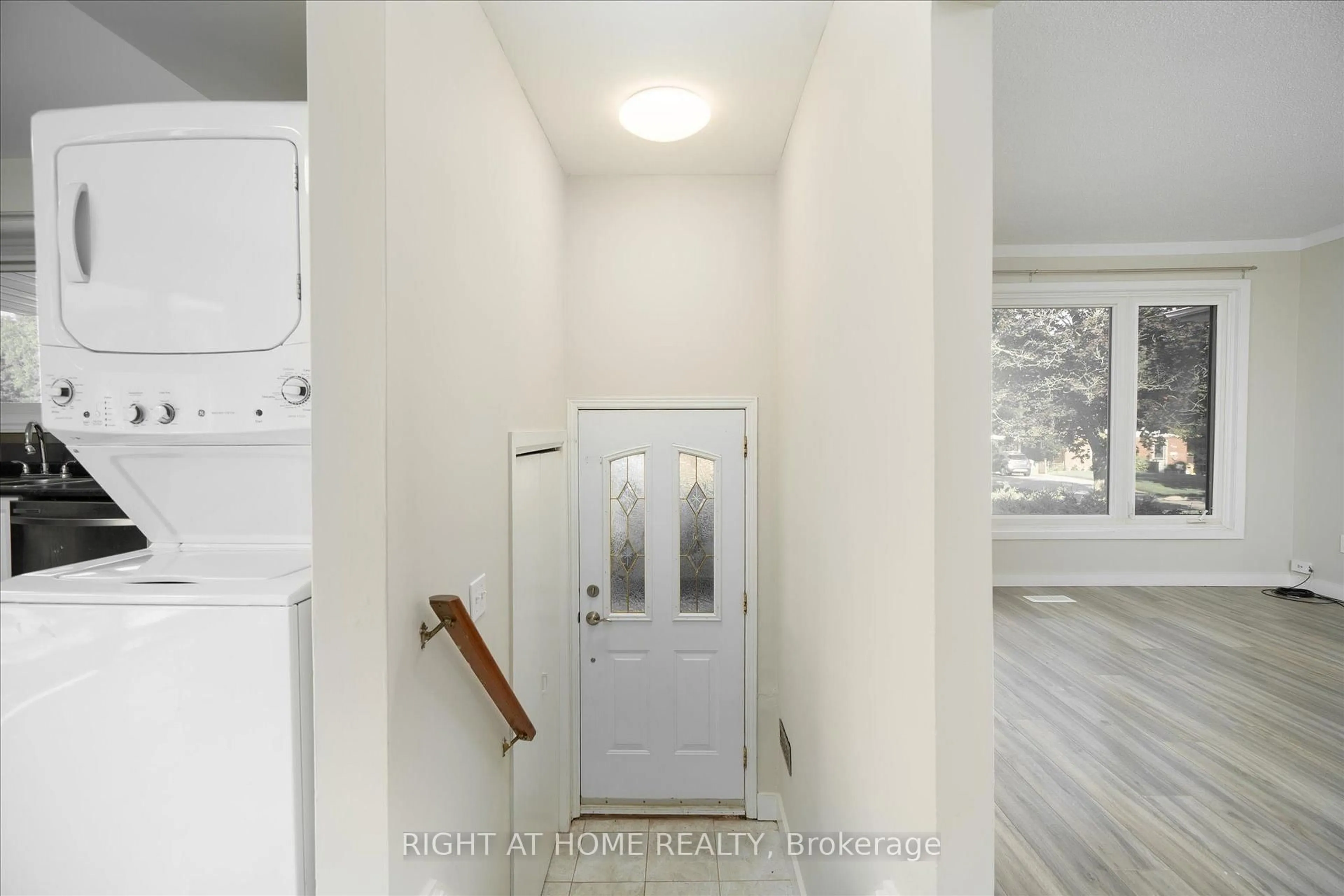 Indoor entryway for 904 Walnut Crt, Oshawa Ontario L1H 2H9