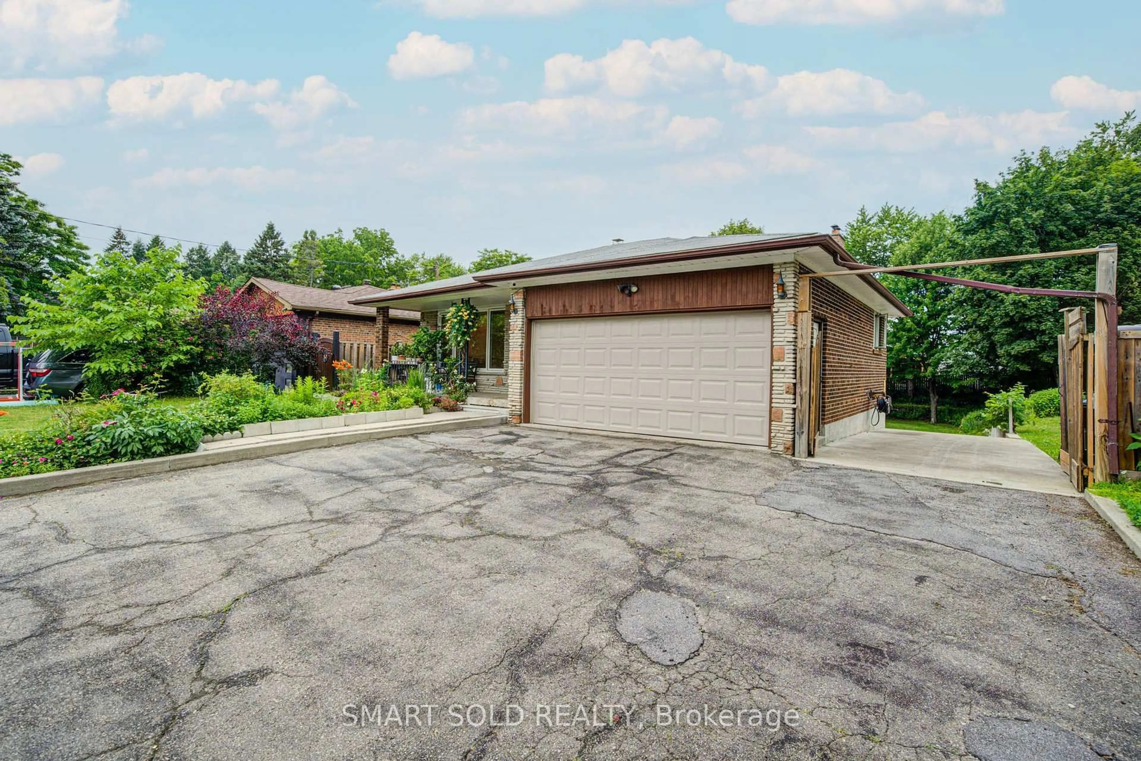 A pic from outside/outdoor area/front of a property/back of a property/a pic from drone, street for 56 Gatesview Ave, Toronto Ontario M1J 3G5
