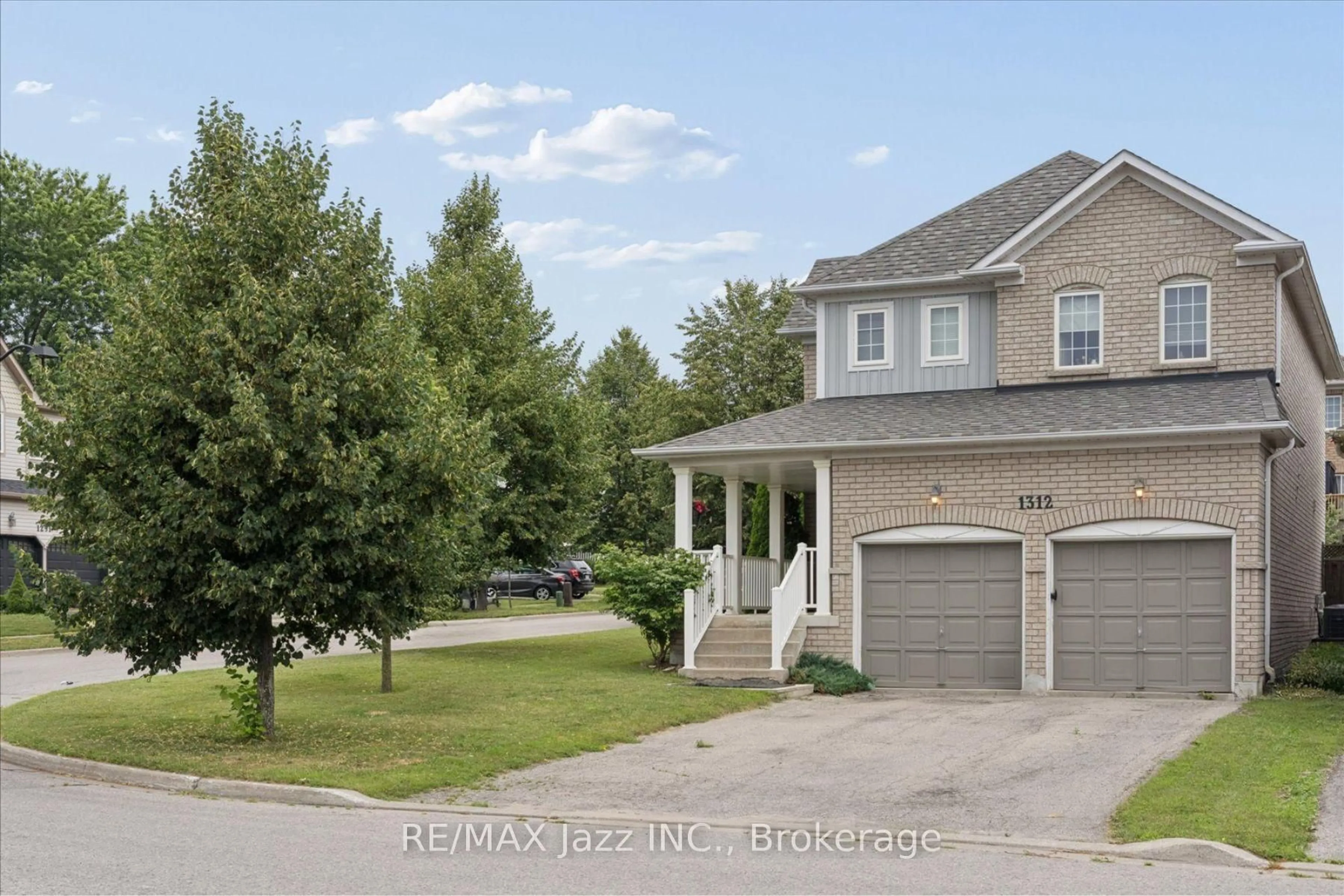 A pic from outside/outdoor area/front of a property/back of a property/a pic from drone, street for 1312 Langley Circ, Oshawa Ontario L1K 0E3