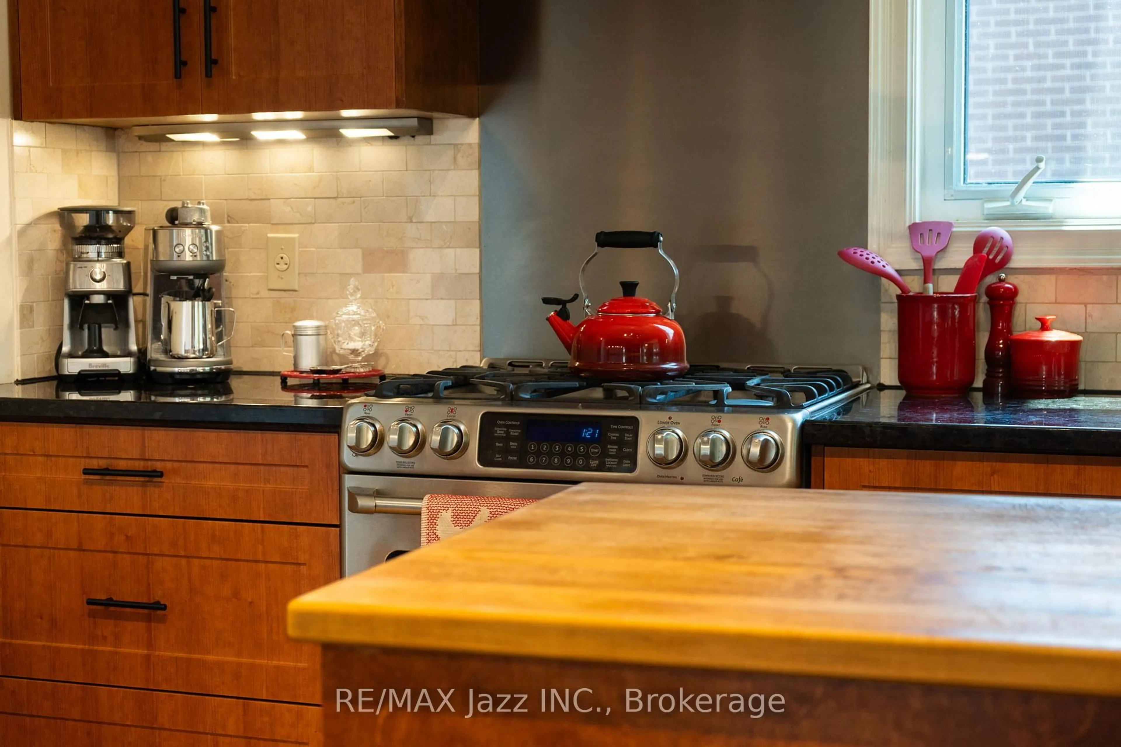 Contemporary kitchen, ceramic/tile floor for 917 Byron St, Whitby Ontario L1N 4P2