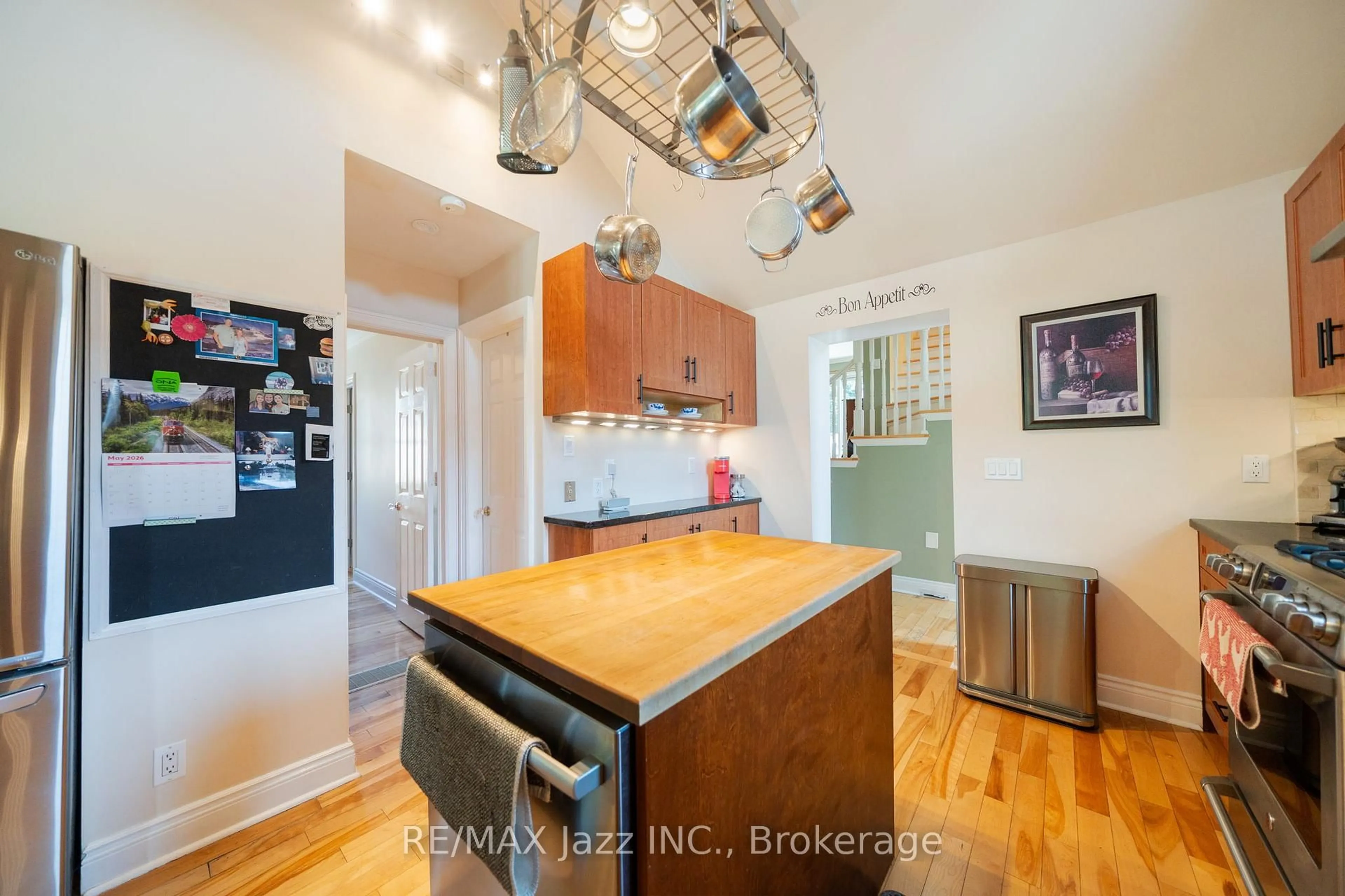 Open concept kitchen, ceramic/tile floor for 917 Byron St, Whitby Ontario L1N 4P2