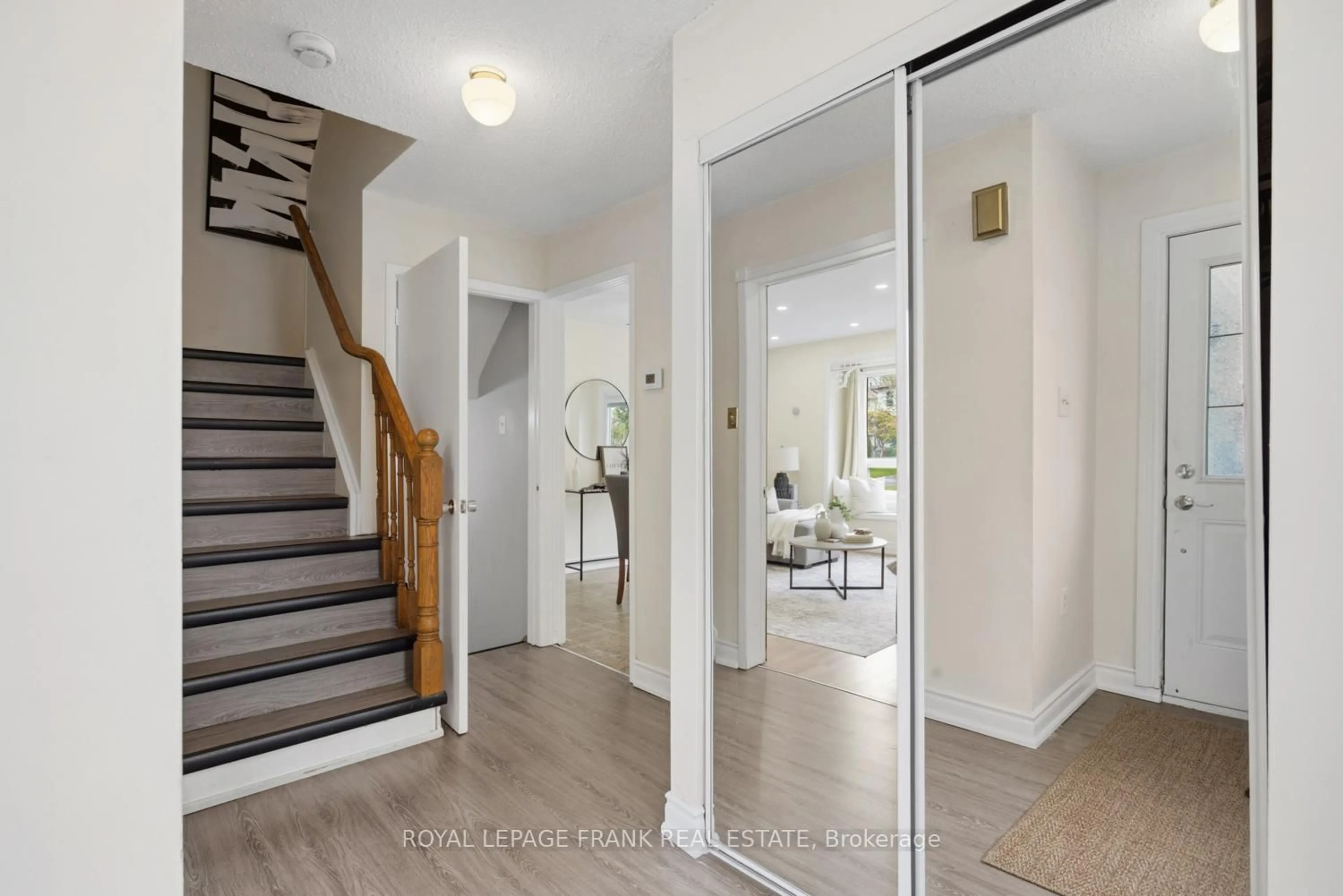 Indoor entryway for 521 Gaylord Dr, Oshawa Ontario L1K 1L4