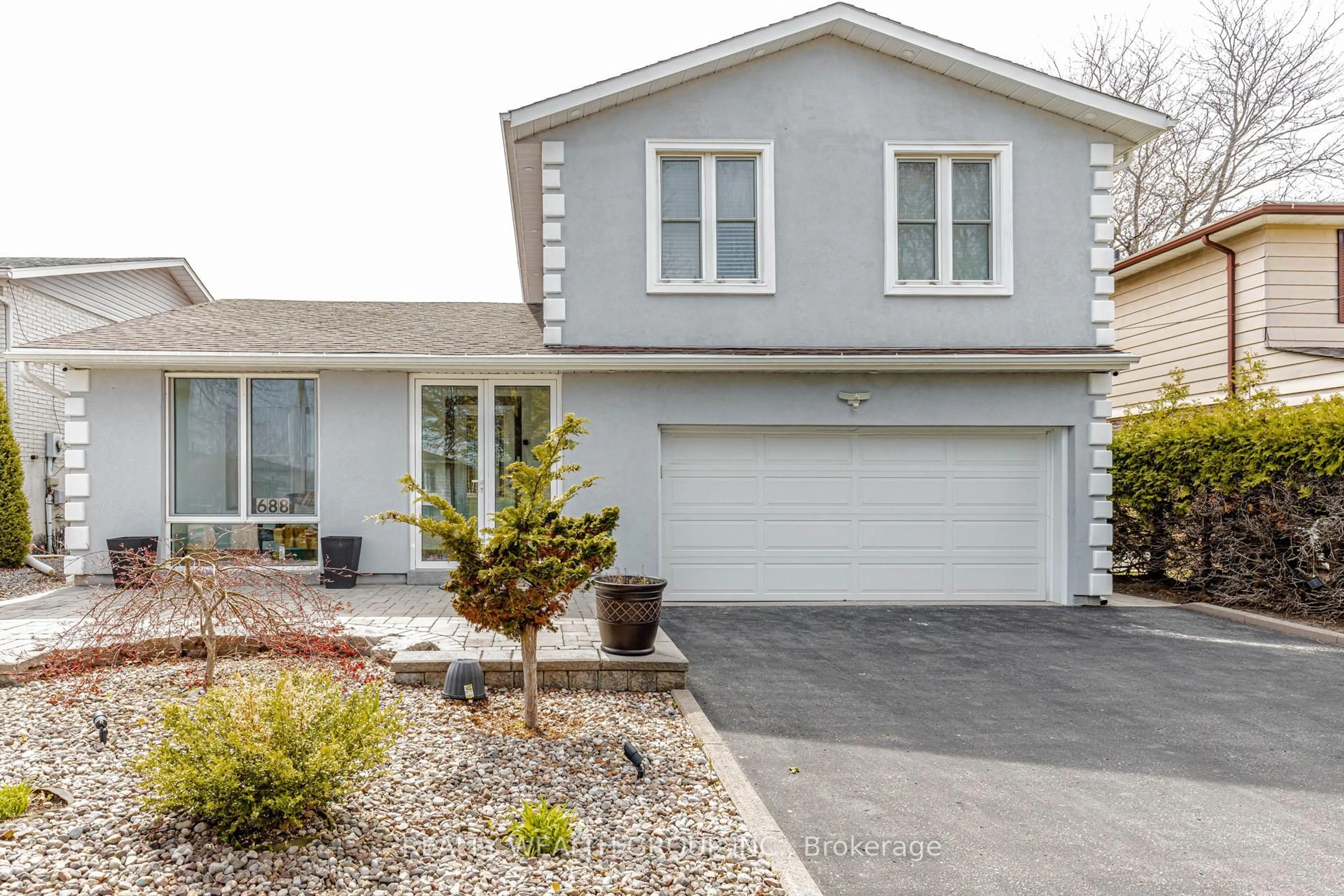 Home with vinyl exterior material, street for 688 Antigua Cres, Oshawa Ontario L1J 6B4