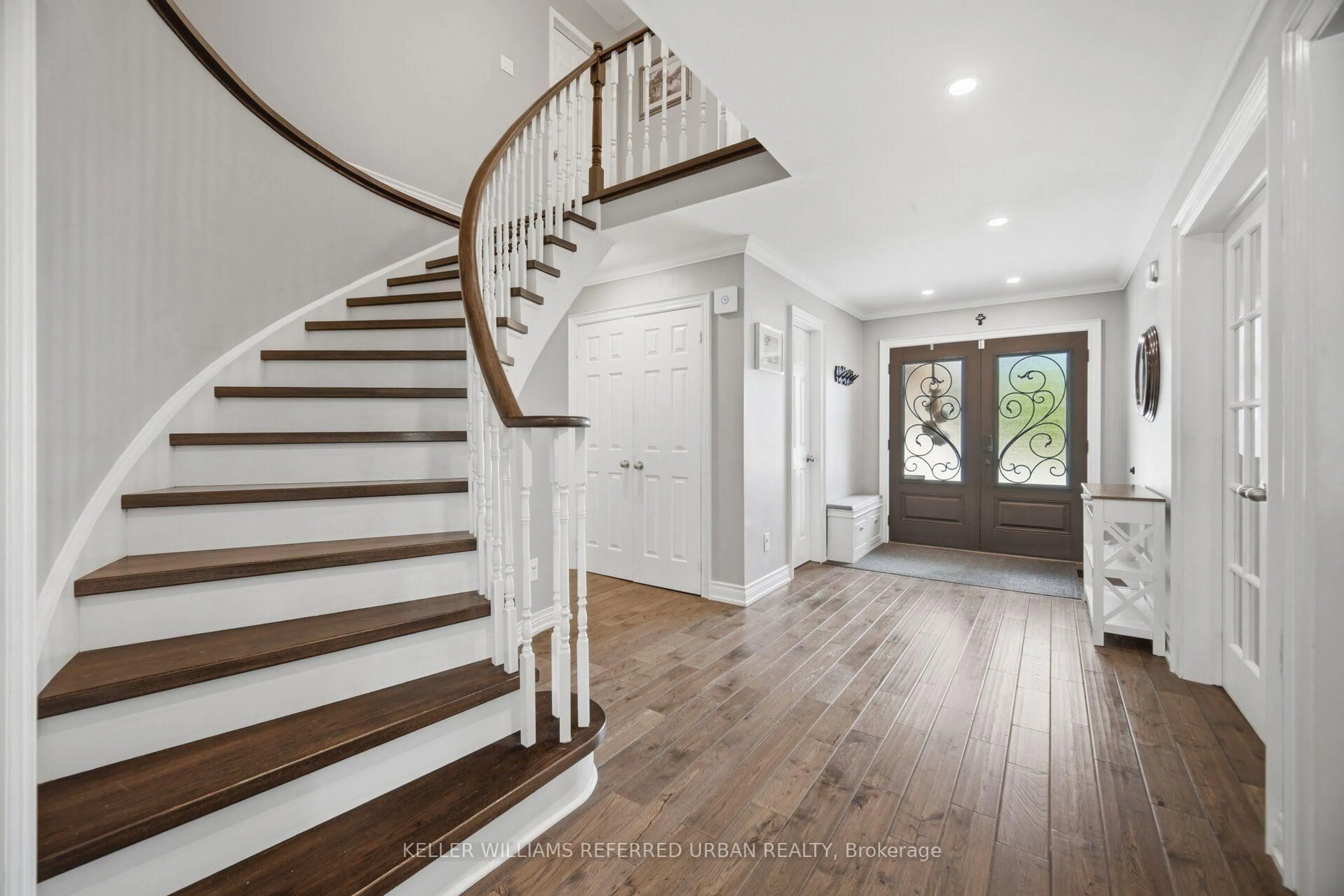 Indoor entryway for 46 Lipton Cres, Whitby Ontario L1R 1W7
