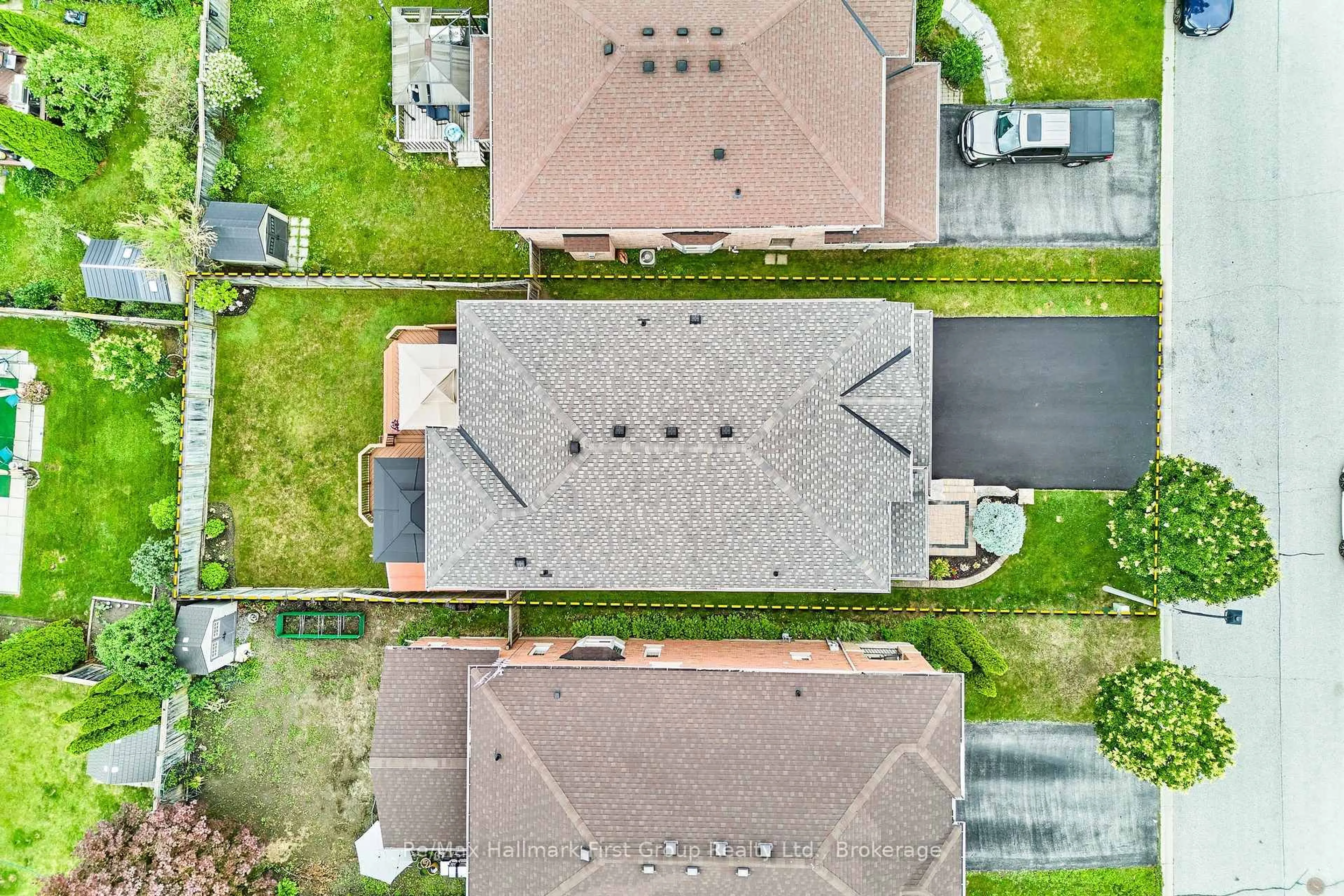 A pic from outside/outdoor area/front of a property/back of a property/a pic from drone, street for 33 Carlinds Dr, Whitby Ontario L1R 3B9