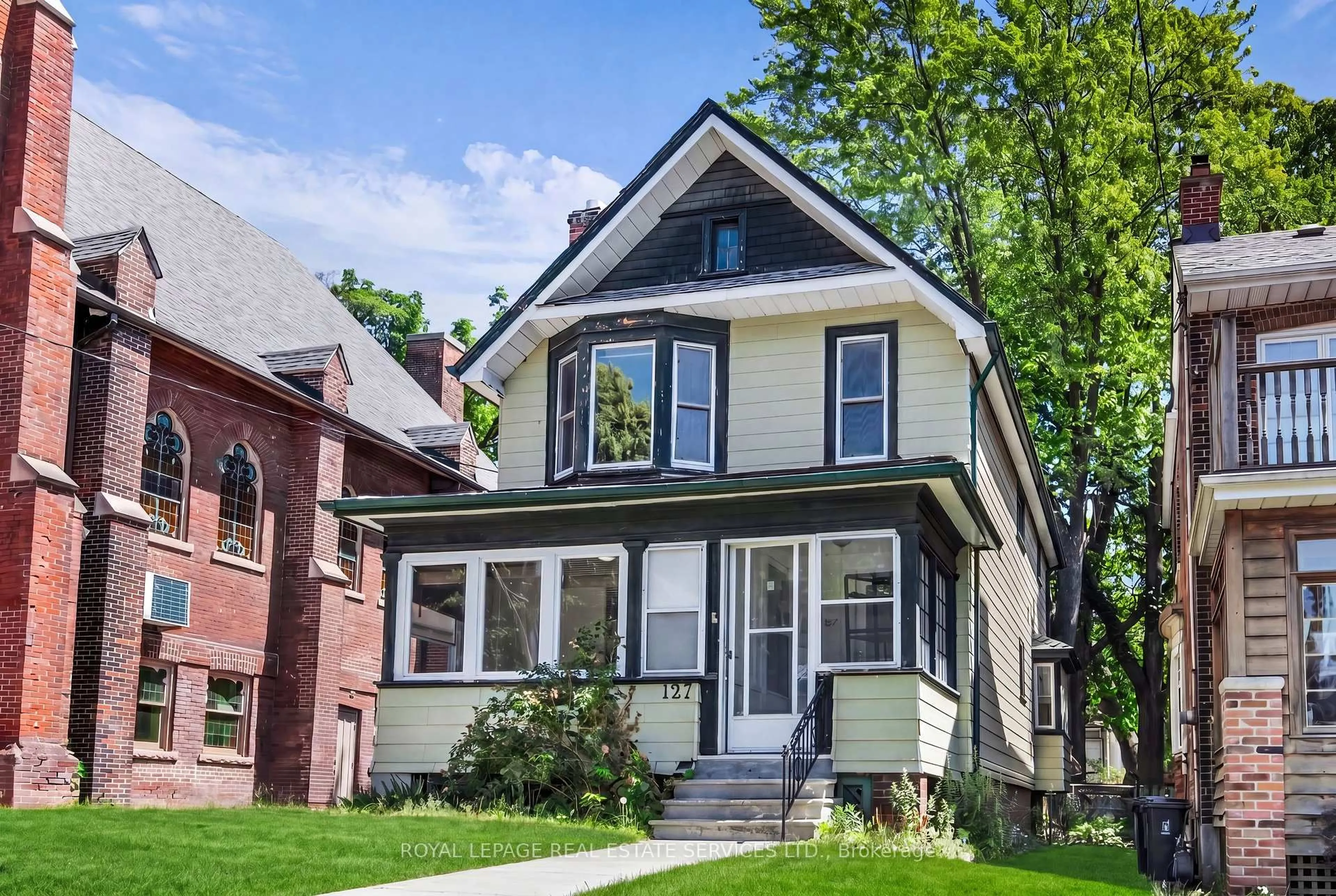 Home with vinyl exterior material, street for 127 Waverley Rd, Toronto Ontario M4L 3T4