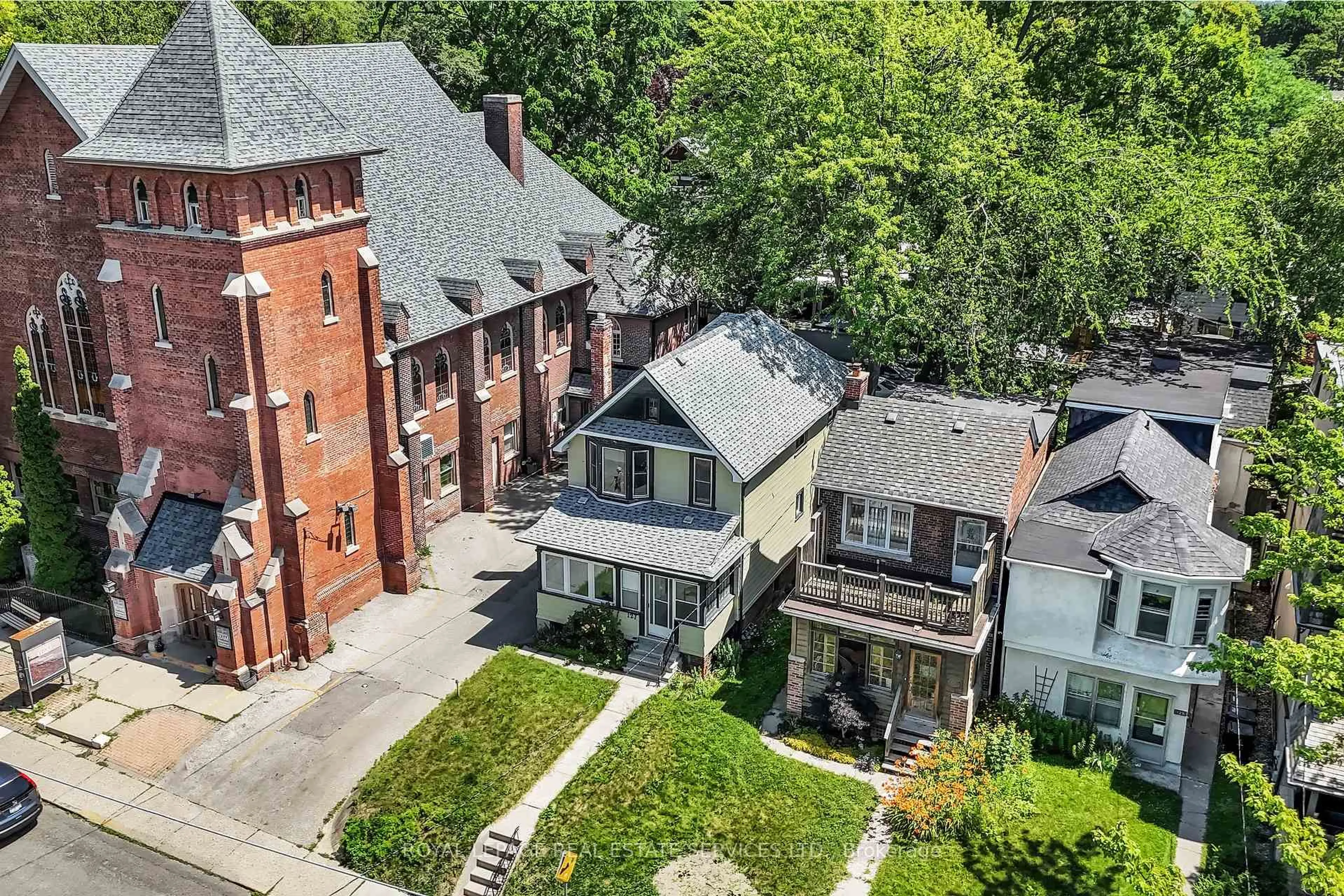 A pic from outside/outdoor area/front of a property/back of a property/a pic from drone, unknown for 127 Waverley Rd, Toronto Ontario M4L 3T4