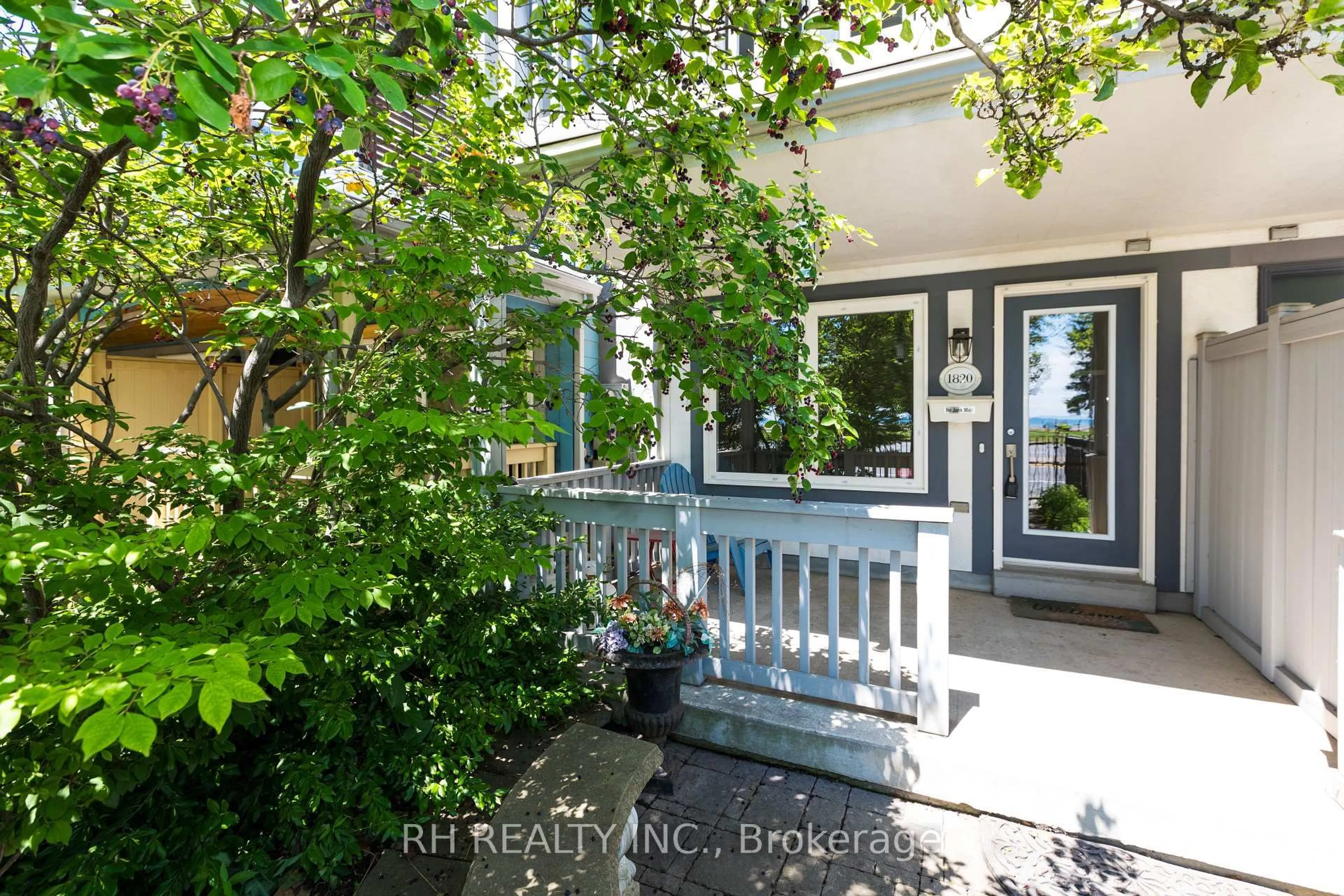 Indoor entryway for 1820 Lake Shore Blvd, Toronto Ontario M4L 6S8