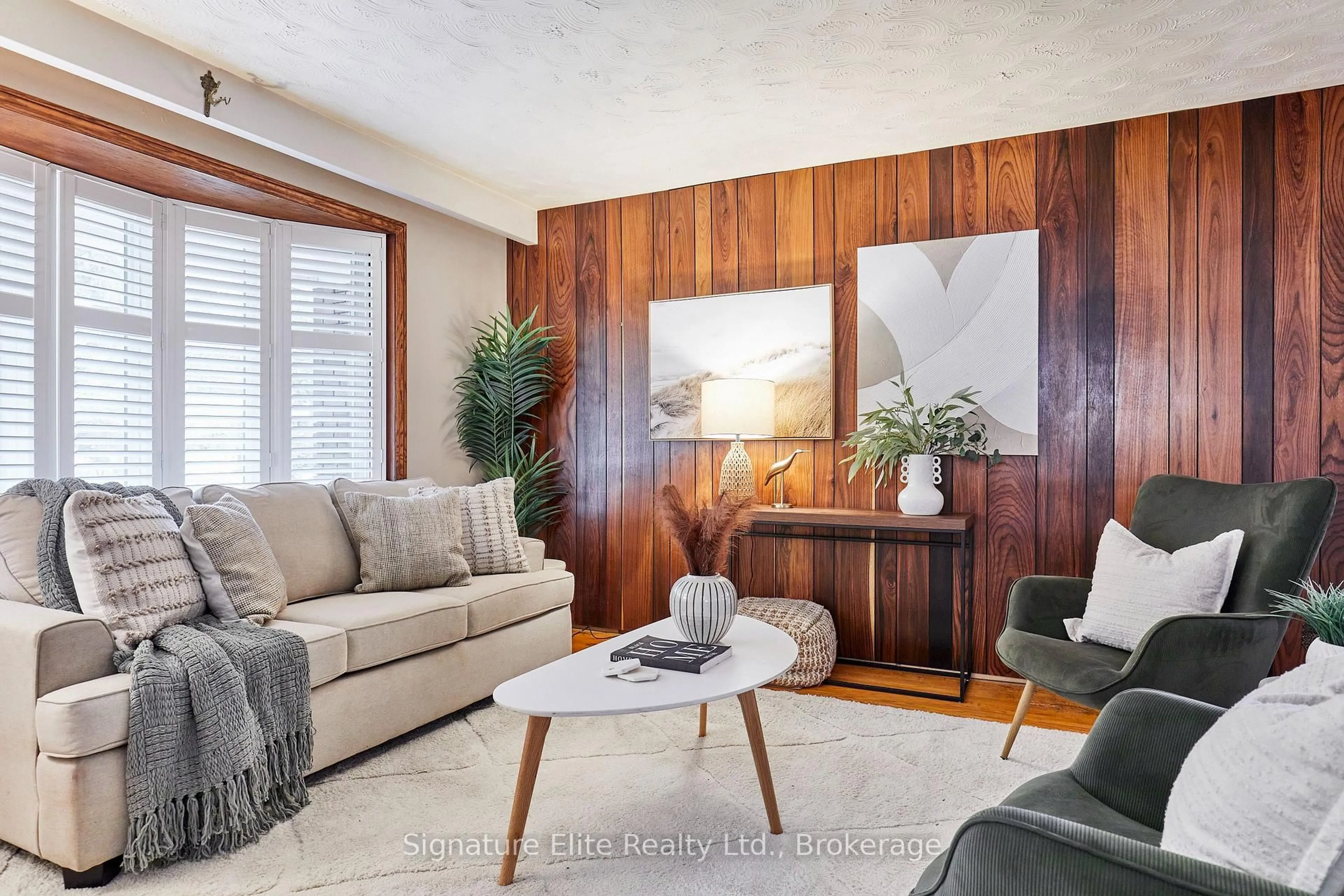Living room with furniture, wood/laminate floor for 35 Ravenview Dr, Toronto Ontario M1E 3L9