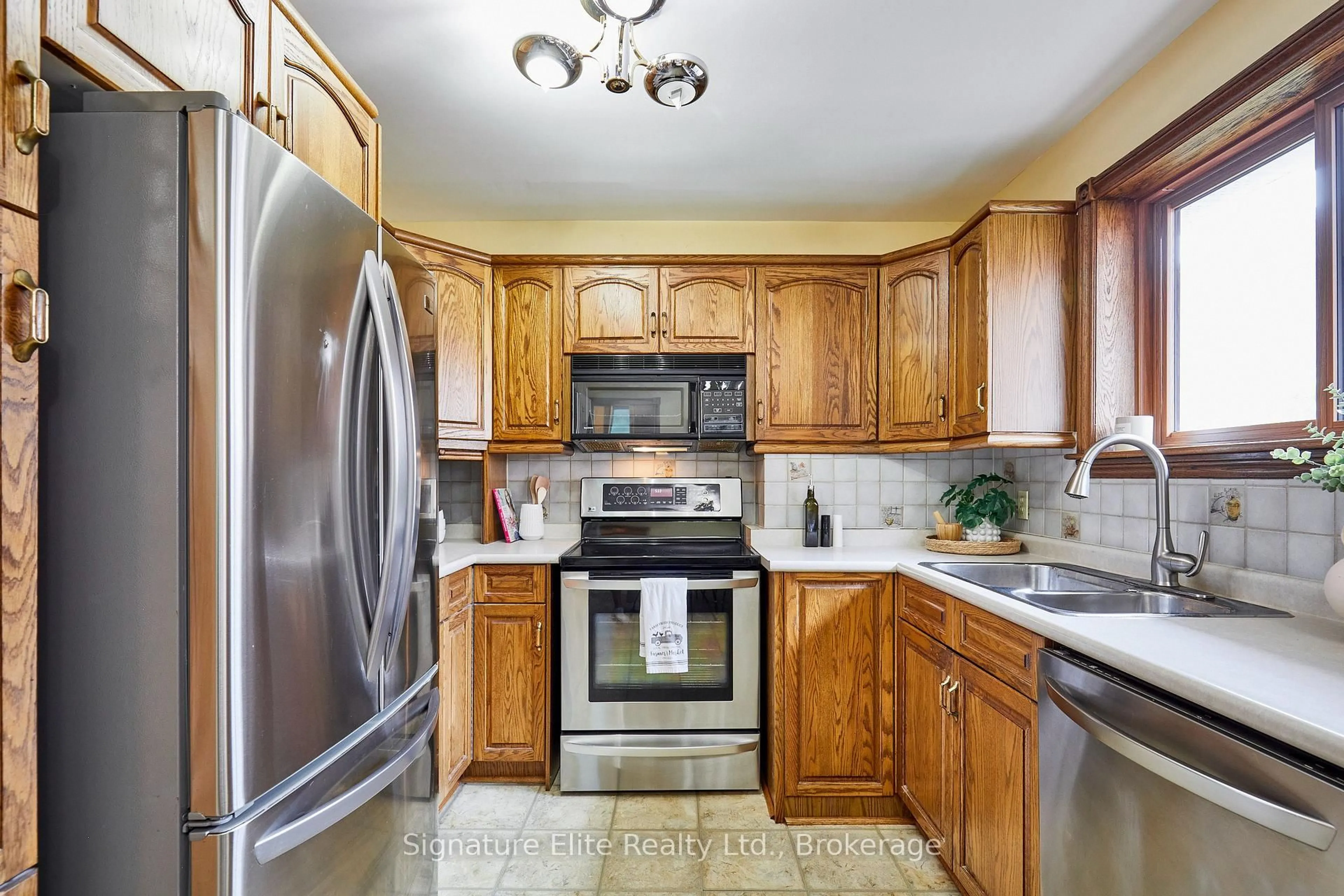 Standard kitchen, ceramic/tile floor for 35 Ravenview Dr, Toronto Ontario M1E 3L9