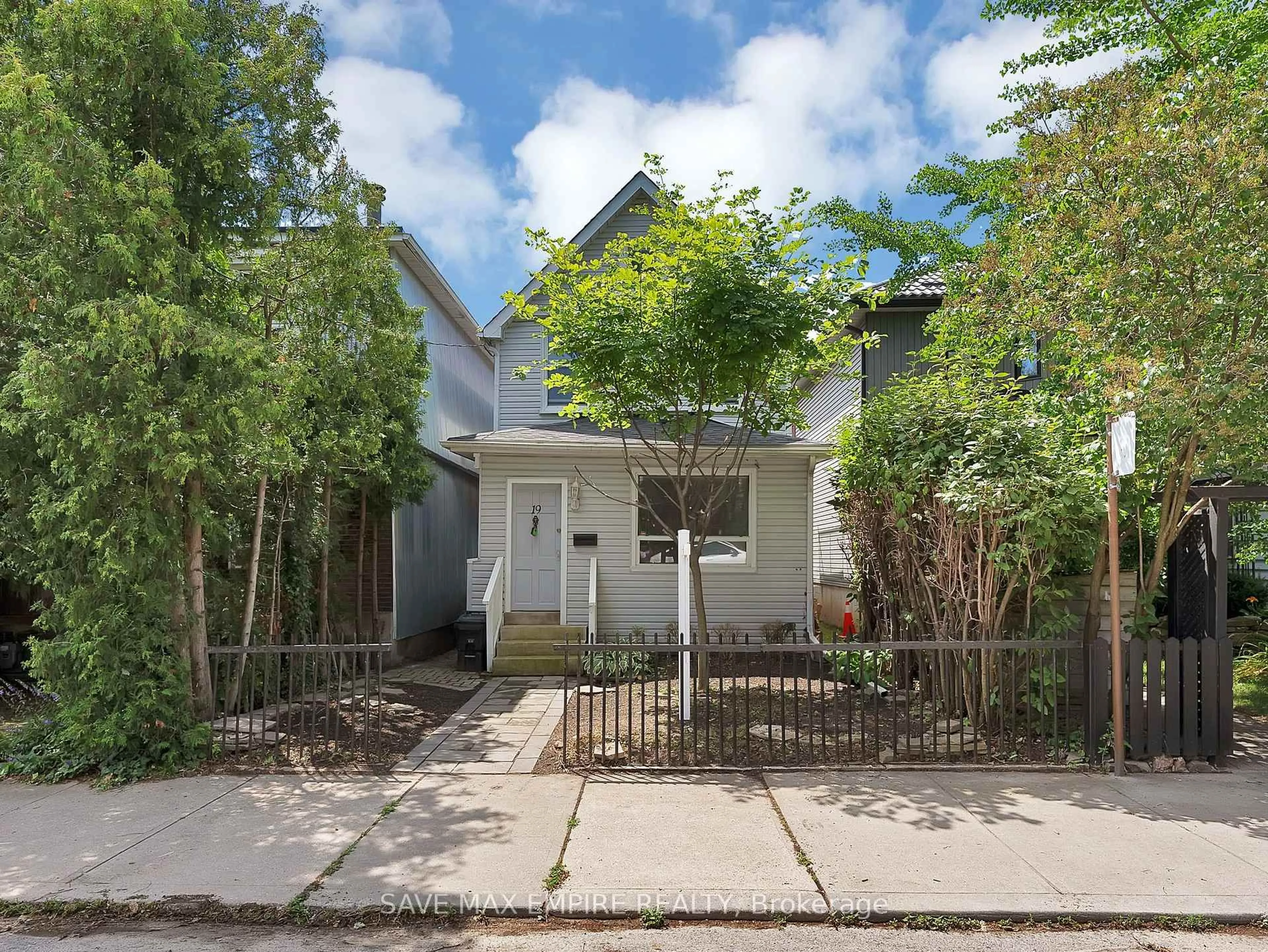 A pic from outside/outdoor area/front of a property/back of a property/a pic from drone, street for 19 Minto St, Toronto Ontario M4L 1B5