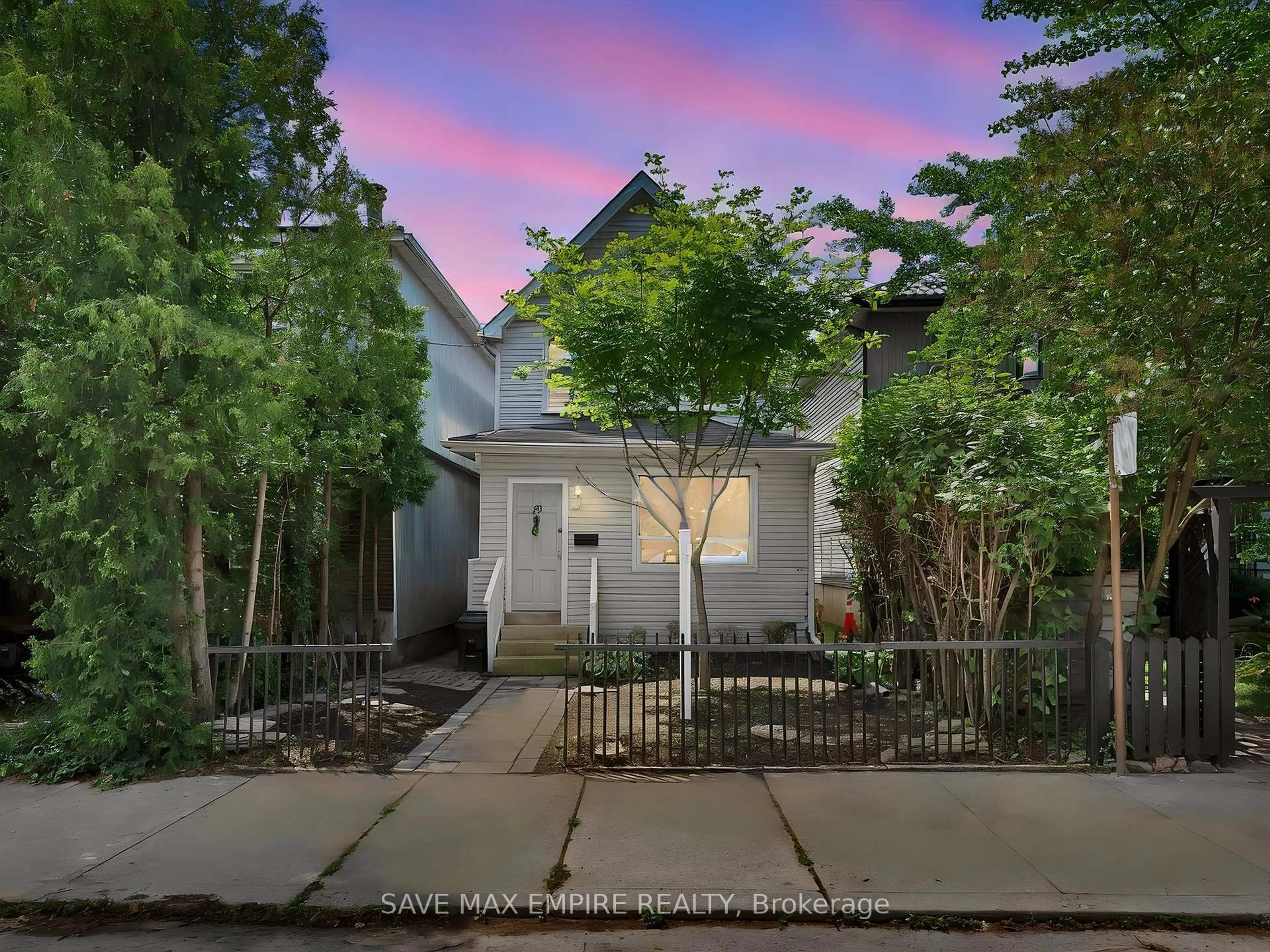 A pic from outside/outdoor area/front of a property/back of a property/a pic from drone, street for 19 Minto St, Toronto Ontario M4L 1B5