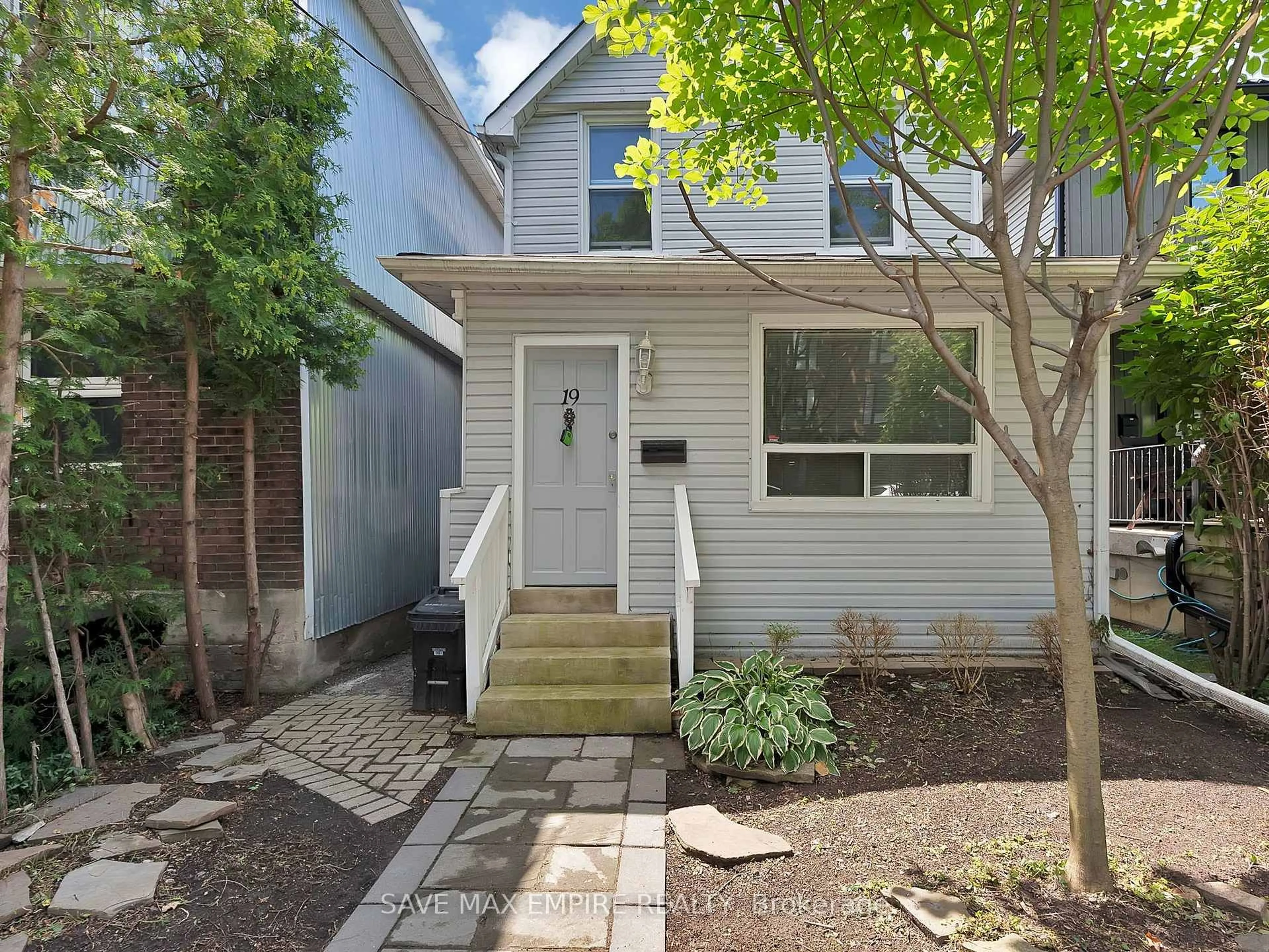 Home with vinyl exterior material, street for 19 Minto St, Toronto Ontario M4L 1B5