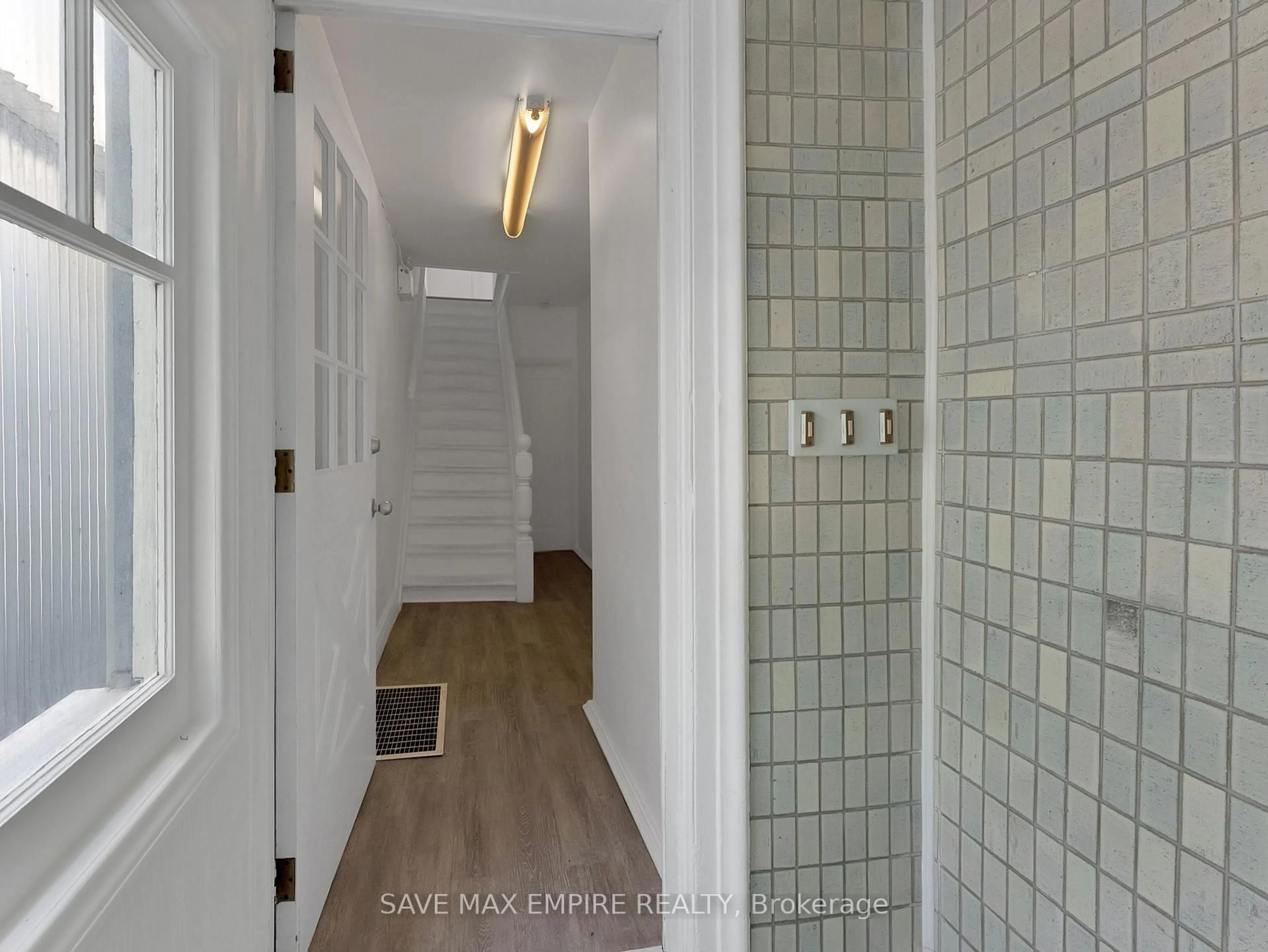 Indoor entryway for 19 Minto St, Toronto Ontario M4L 1B5