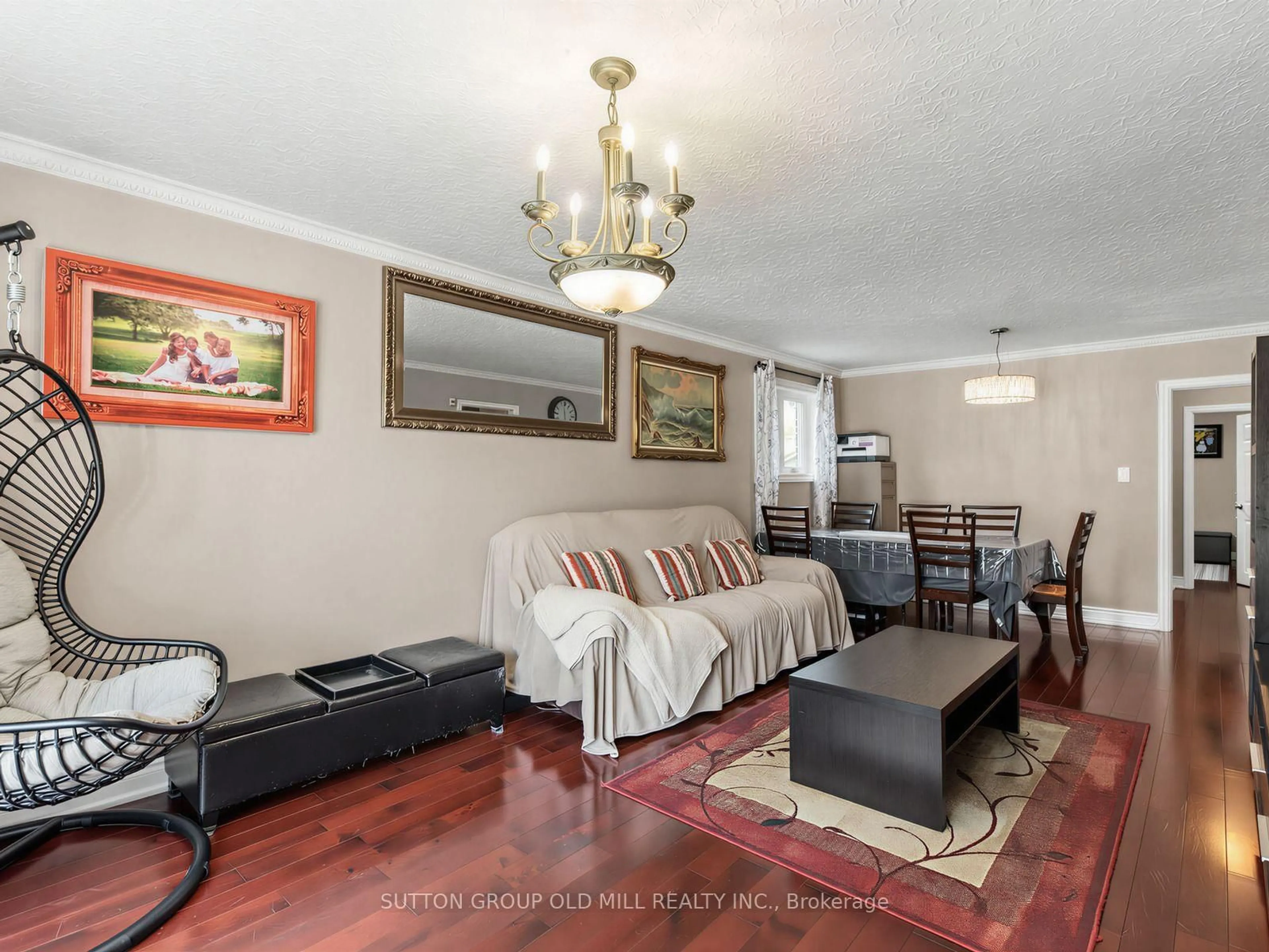 Living room with furniture, wood/laminate floor for 40 Tansley Ave, Toronto Ontario M1J 1P3