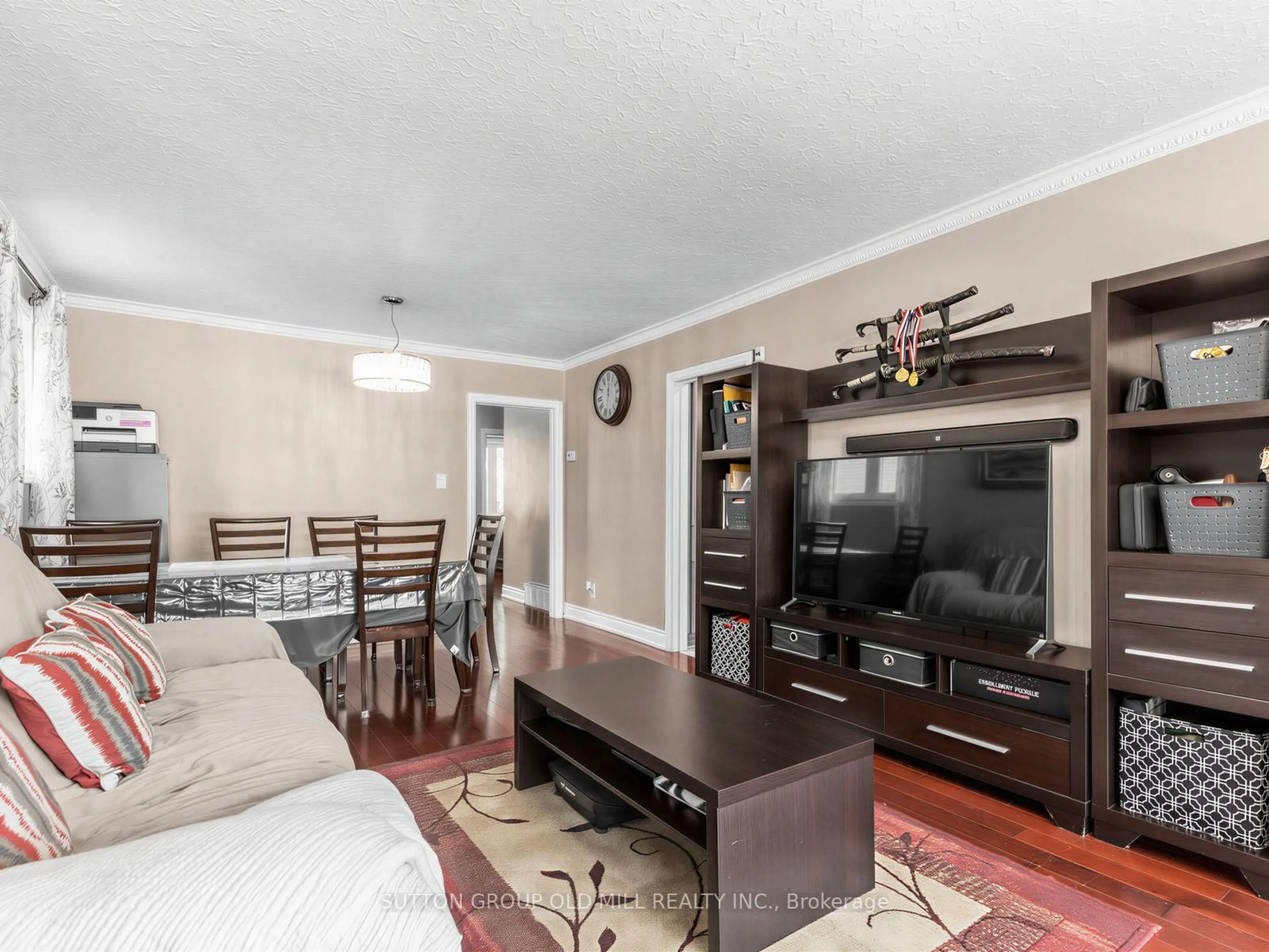 Living room with furniture, wood/laminate floor for 40 Tansley Ave, Toronto Ontario M1J 1P3