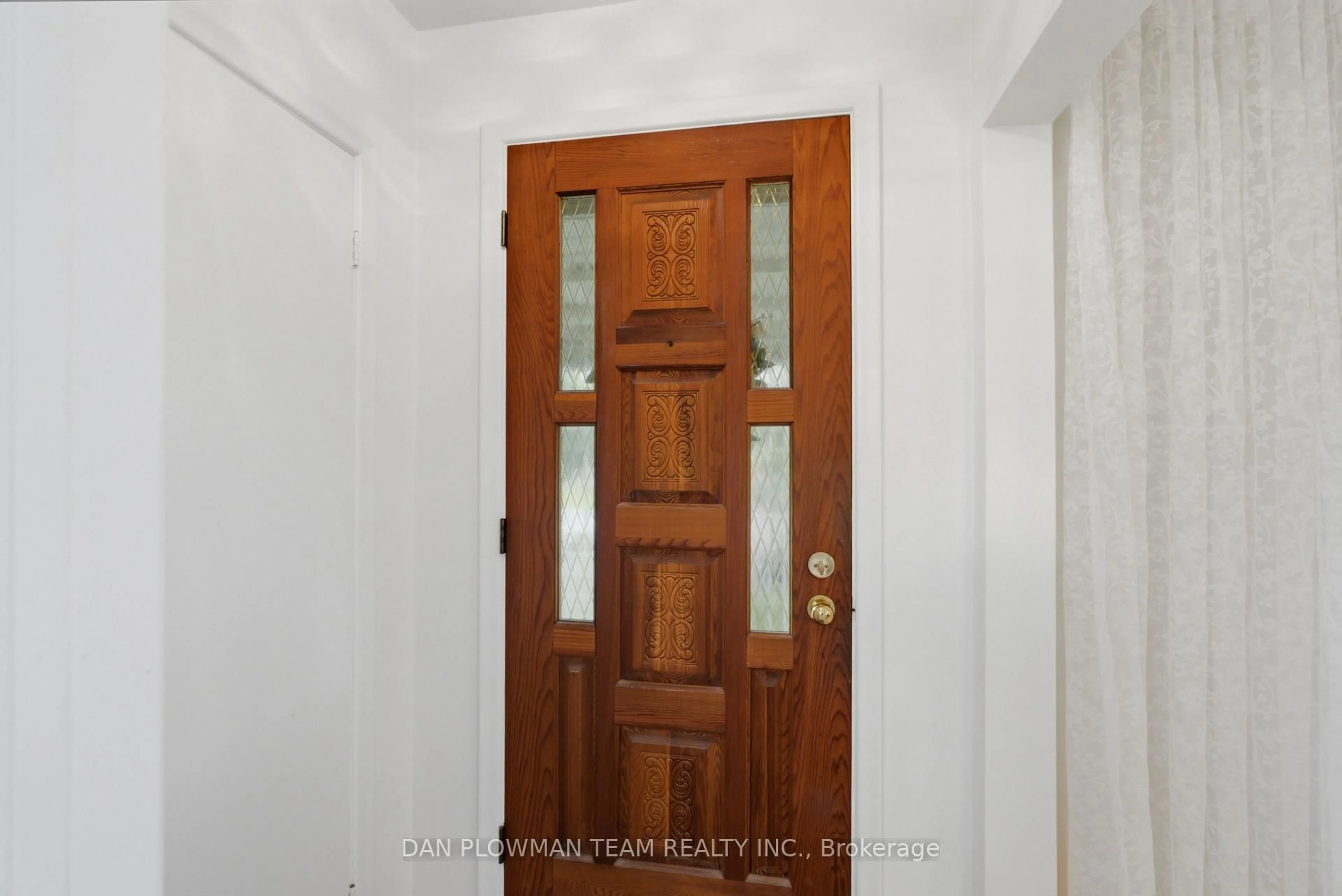 Indoor entryway for 1401 Tremblay St, Oshawa Ontario L1J 3X7