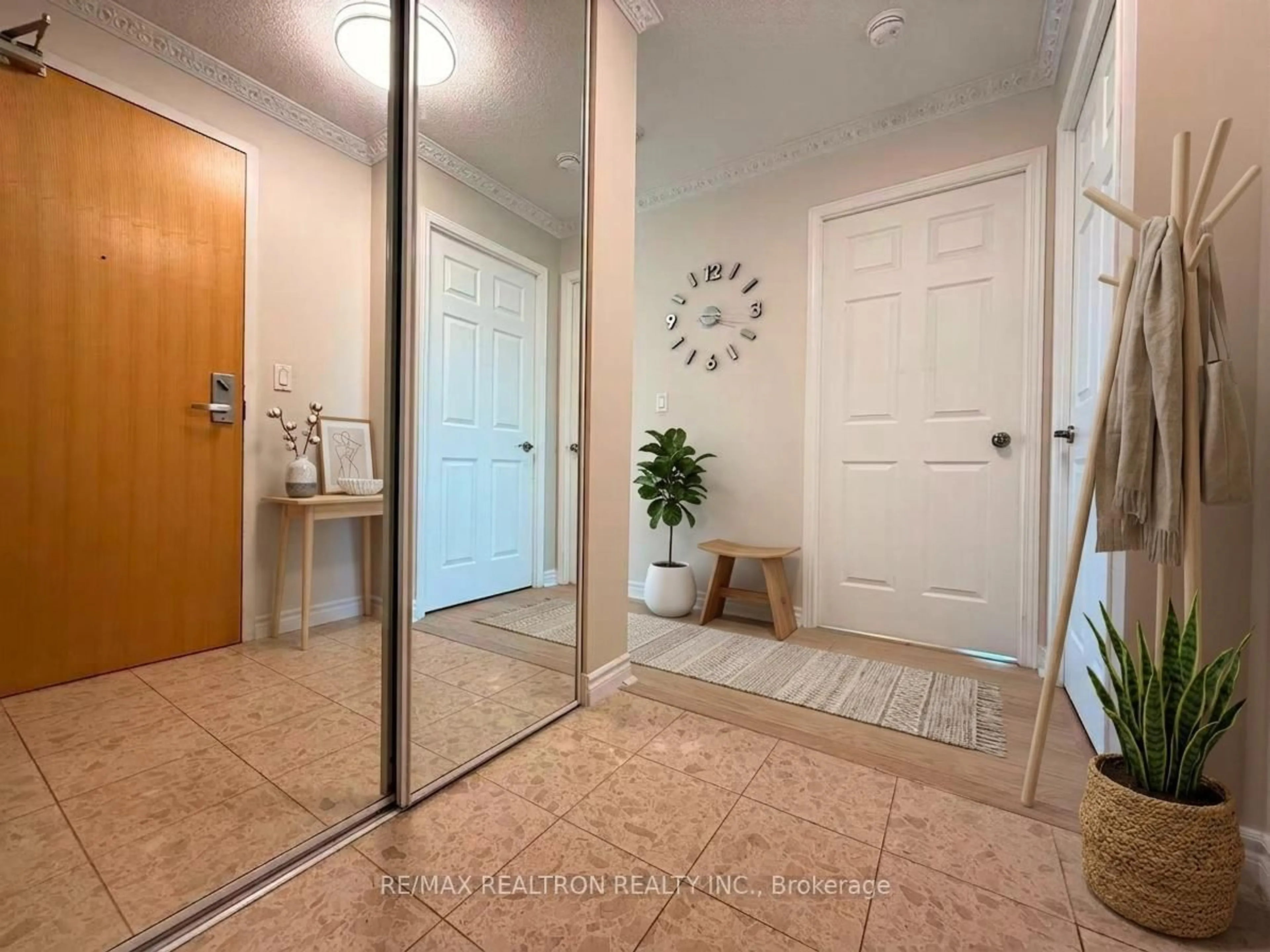 Indoor entryway for 68 Grangeway Ave #1010, Toronto Ontario M1H 0A1