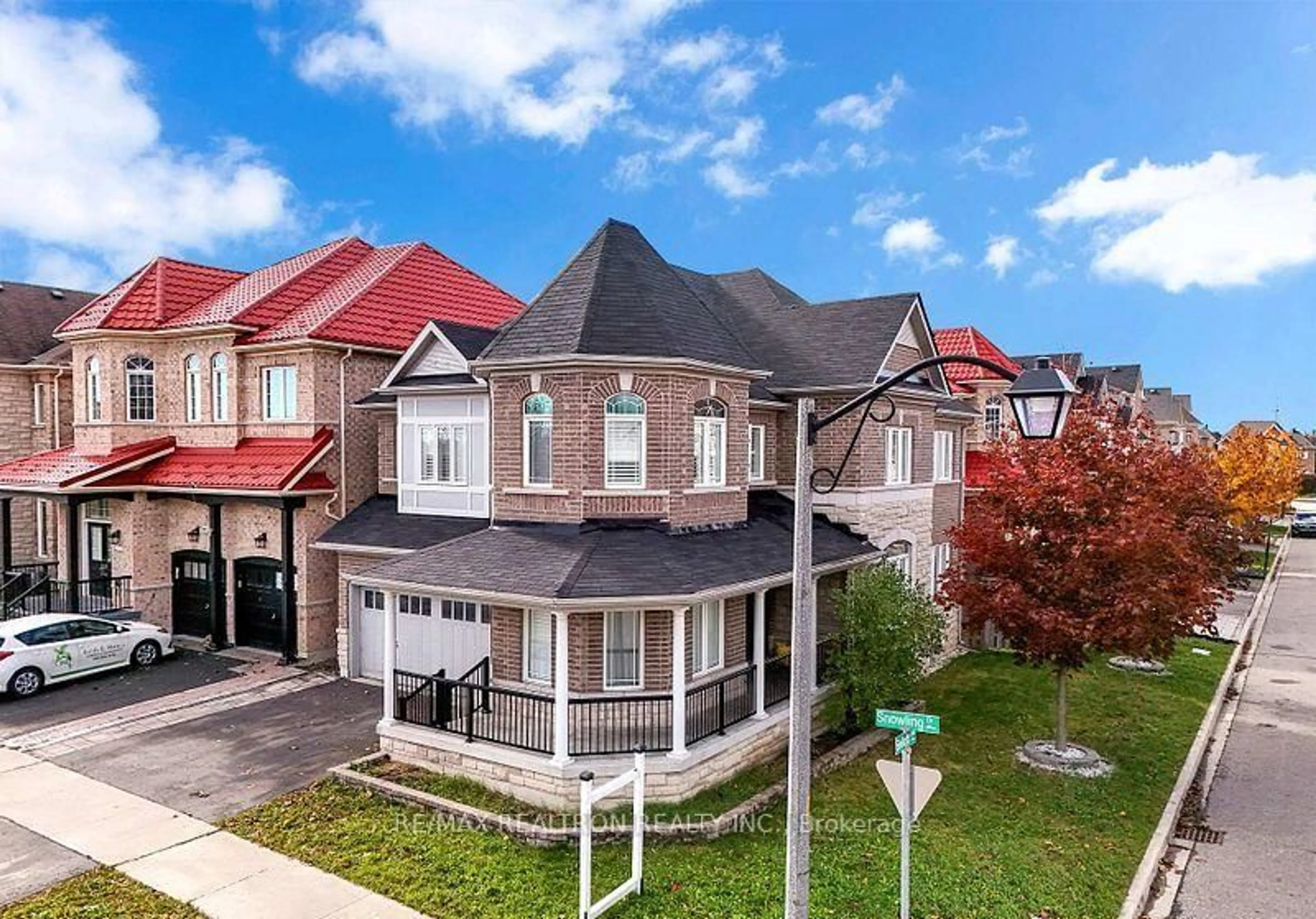 A pic from outside/outdoor area/front of a property/back of a property/a pic from drone, street for 16 Snowling Dr, Ajax Ontario L1Z 0M2