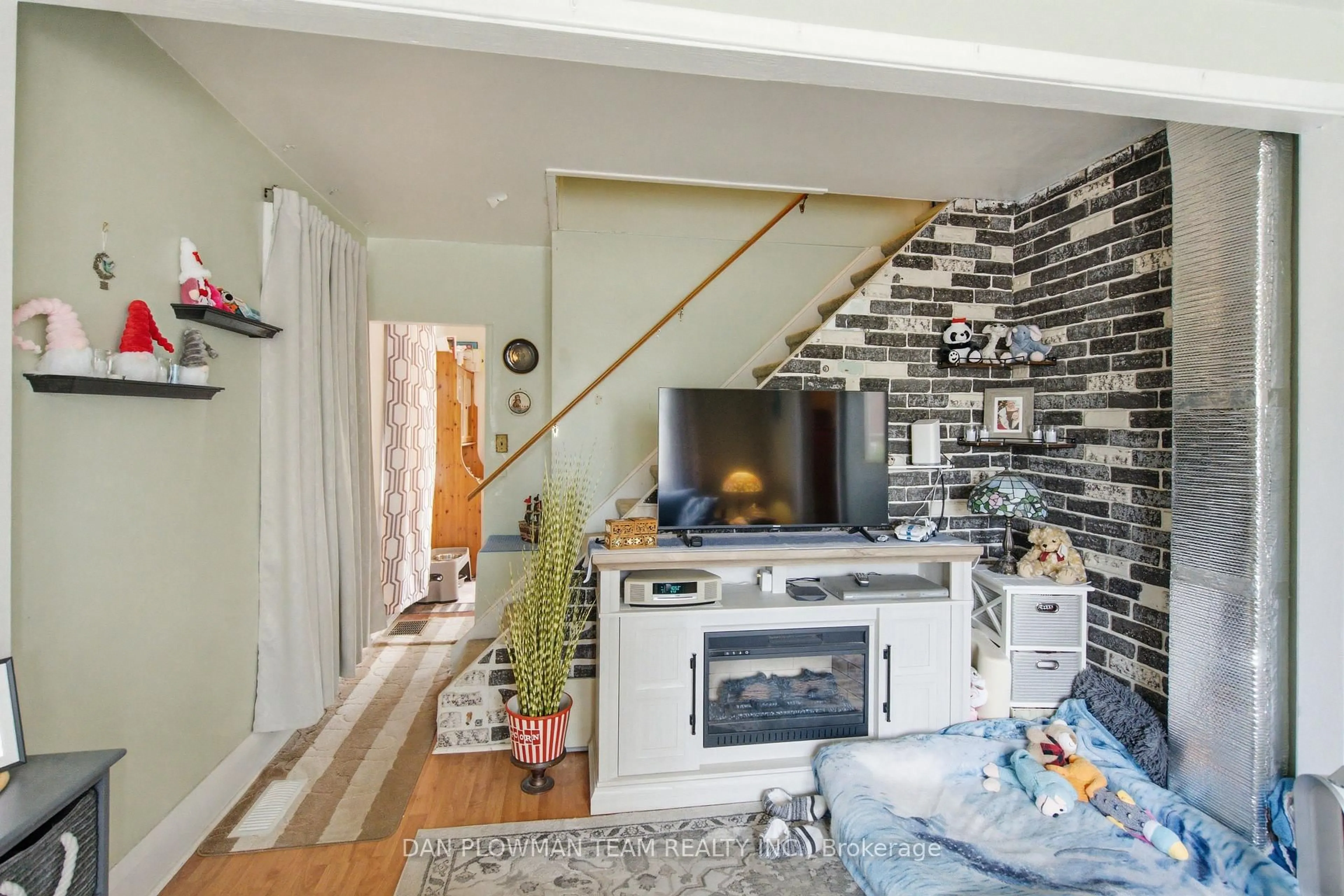 Living room with furniture, unknown for 250 Mitchell Ave, Oshawa Ontario L1H 2V6