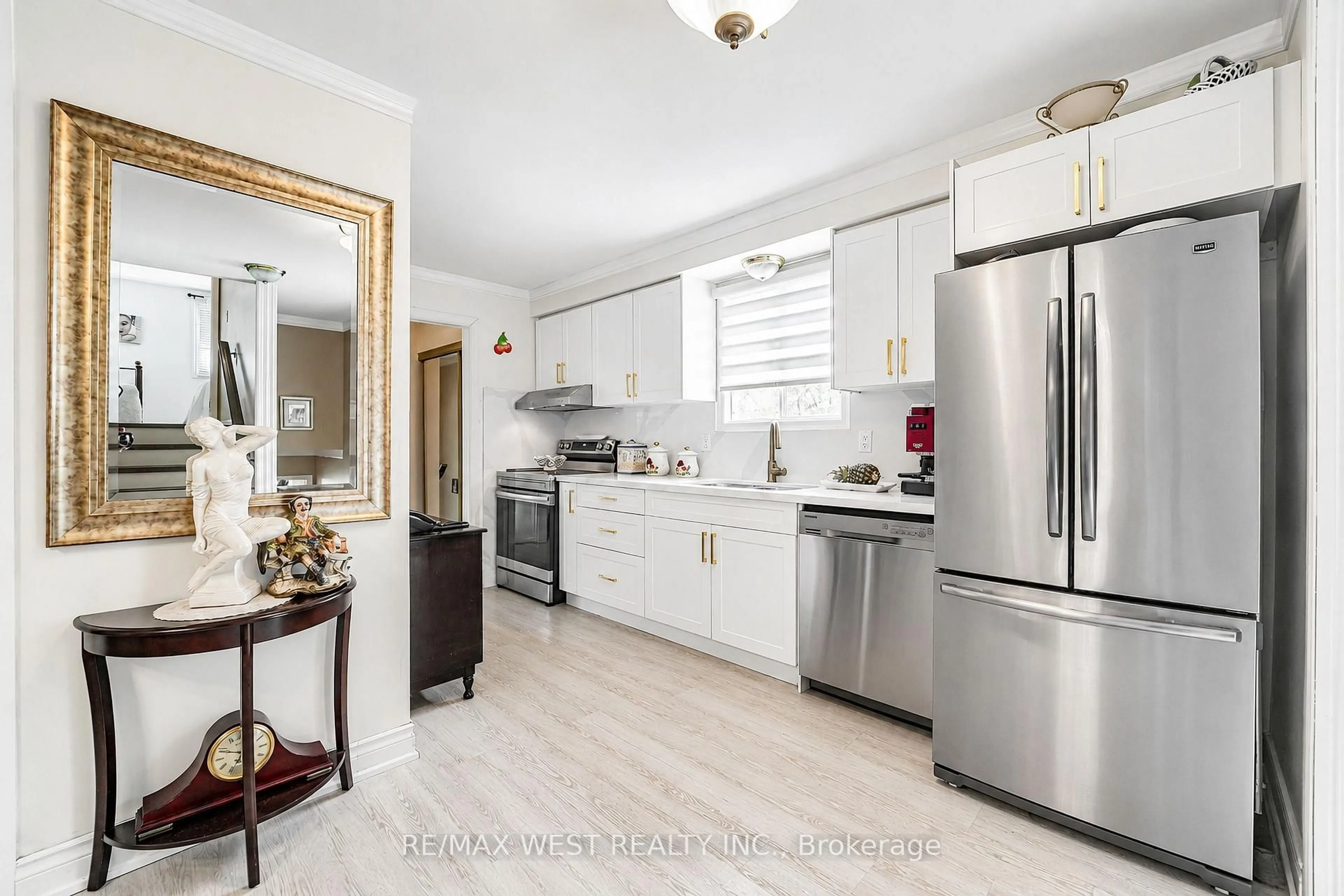 Open concept kitchen, unknown for 527 Birkdale St, Oshawa Ontario L1H 8C3