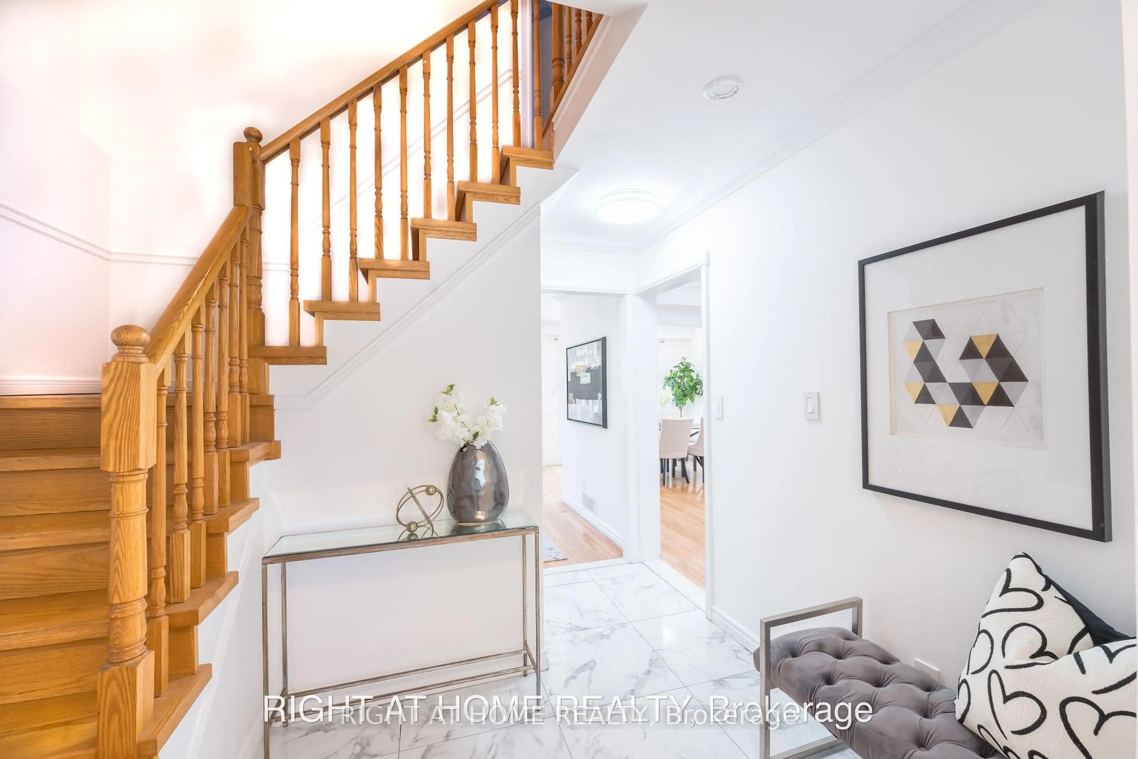 Indoor entryway for 160 Overbank Dr, Oshawa Ontario L1J 7Y5
