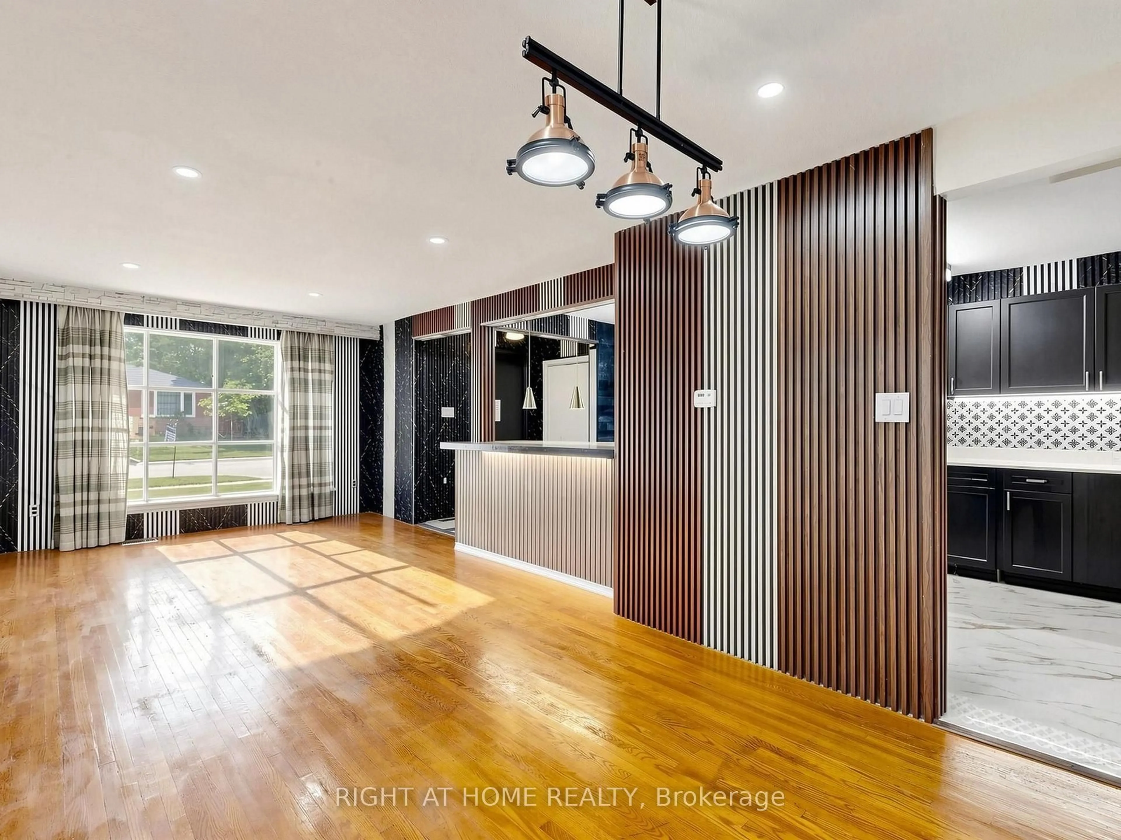 Indoor foyer for 65 Darlingside Dr, Toronto Ontario M1E 3P2