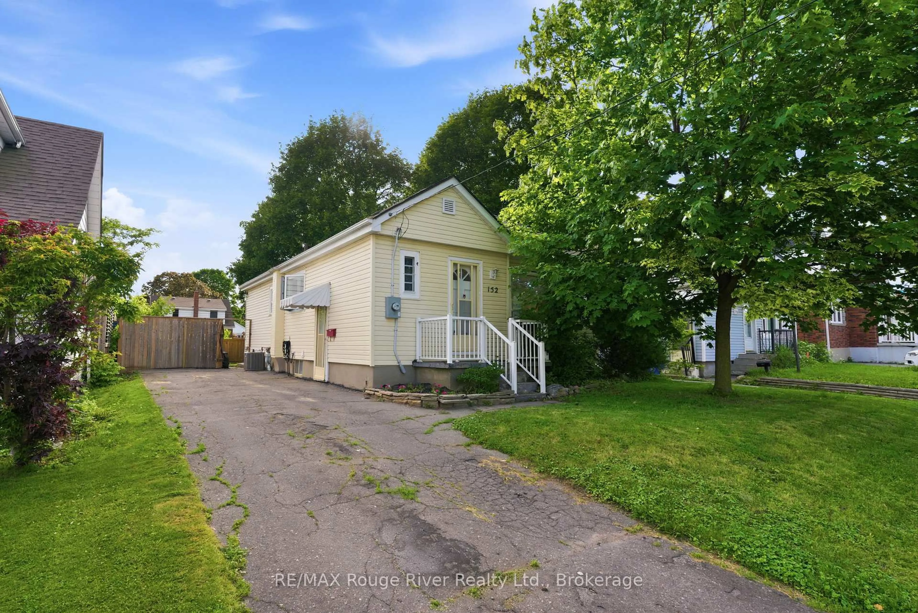 A pic from outside/outdoor area/front of a property/back of a property/a pic from drone, street for 152 Wilson Rd, Oshawa Ontario L1H 6C1