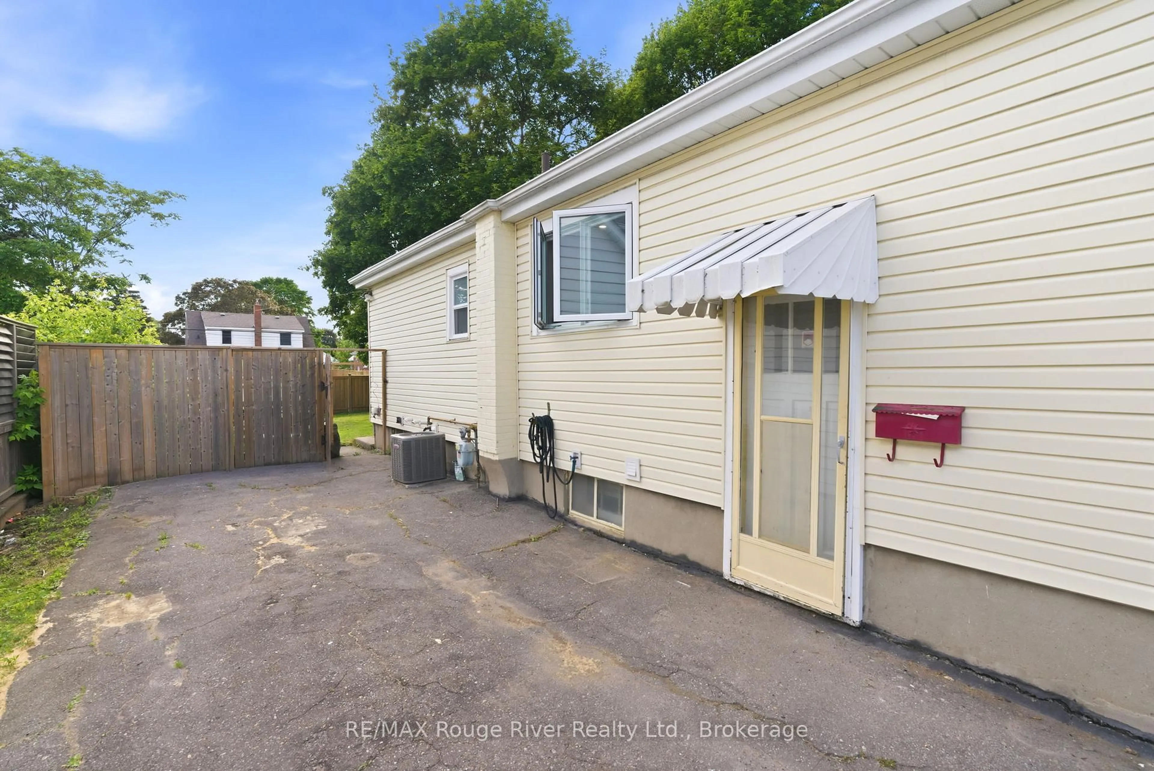 A pic from outside/outdoor area/front of a property/back of a property/a pic from drone, street for 152 Wilson Rd, Oshawa Ontario L1H 6C1
