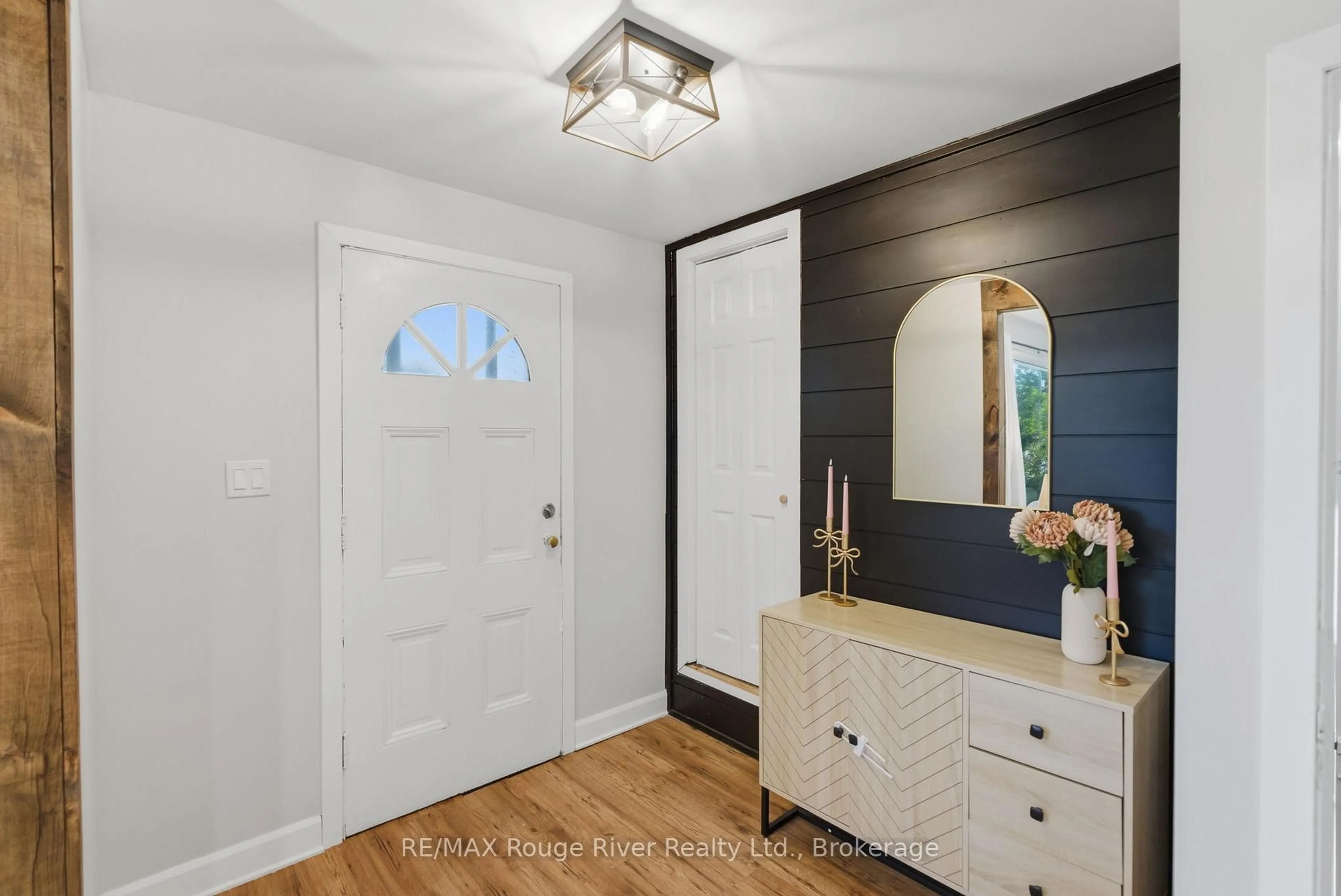 Indoor entryway for 152 Wilson Rd, Oshawa Ontario L1H 6C1