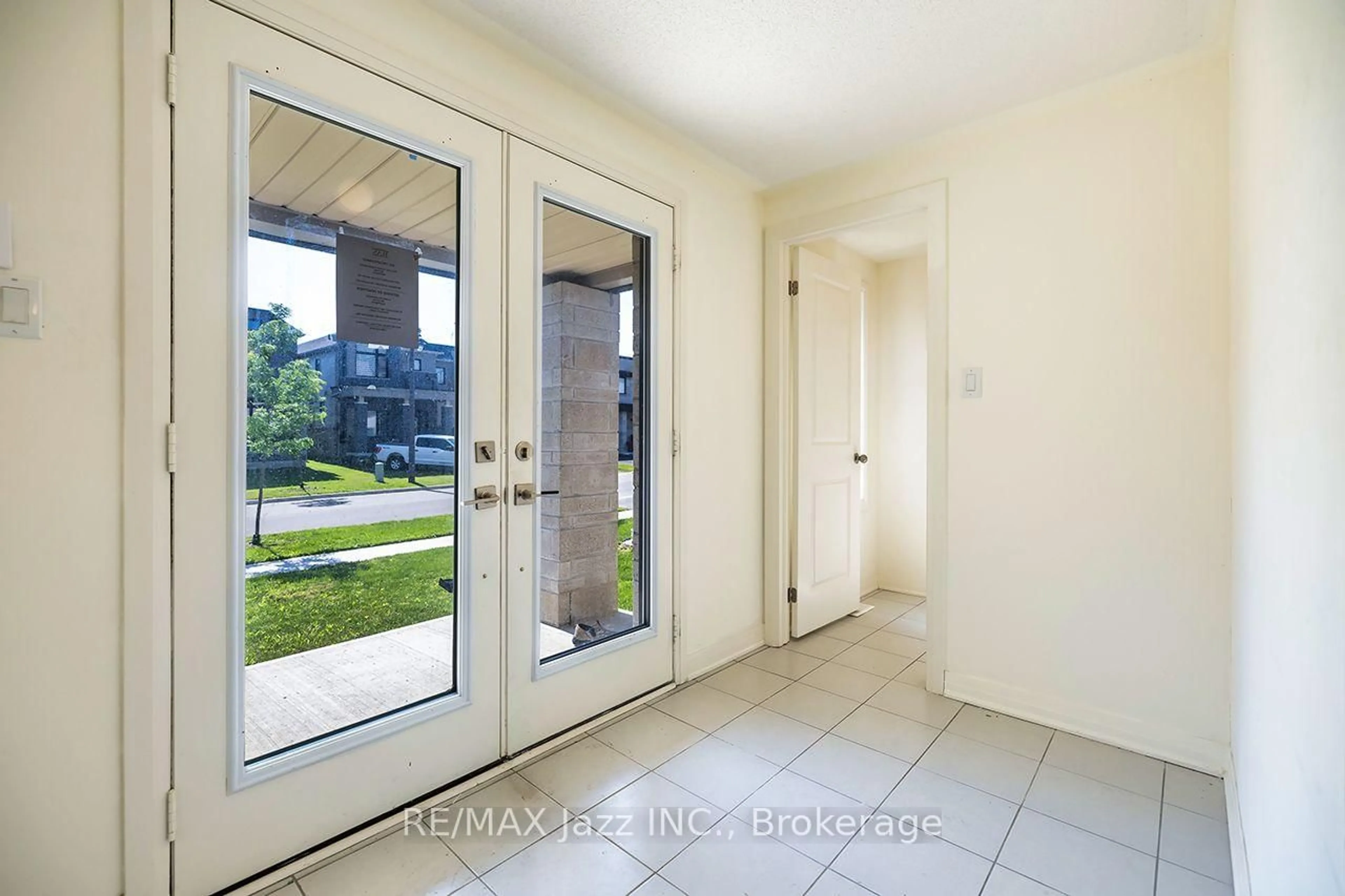 Indoor entryway for 11 Yacht Dr, Clarington Ontario L1C 4B1