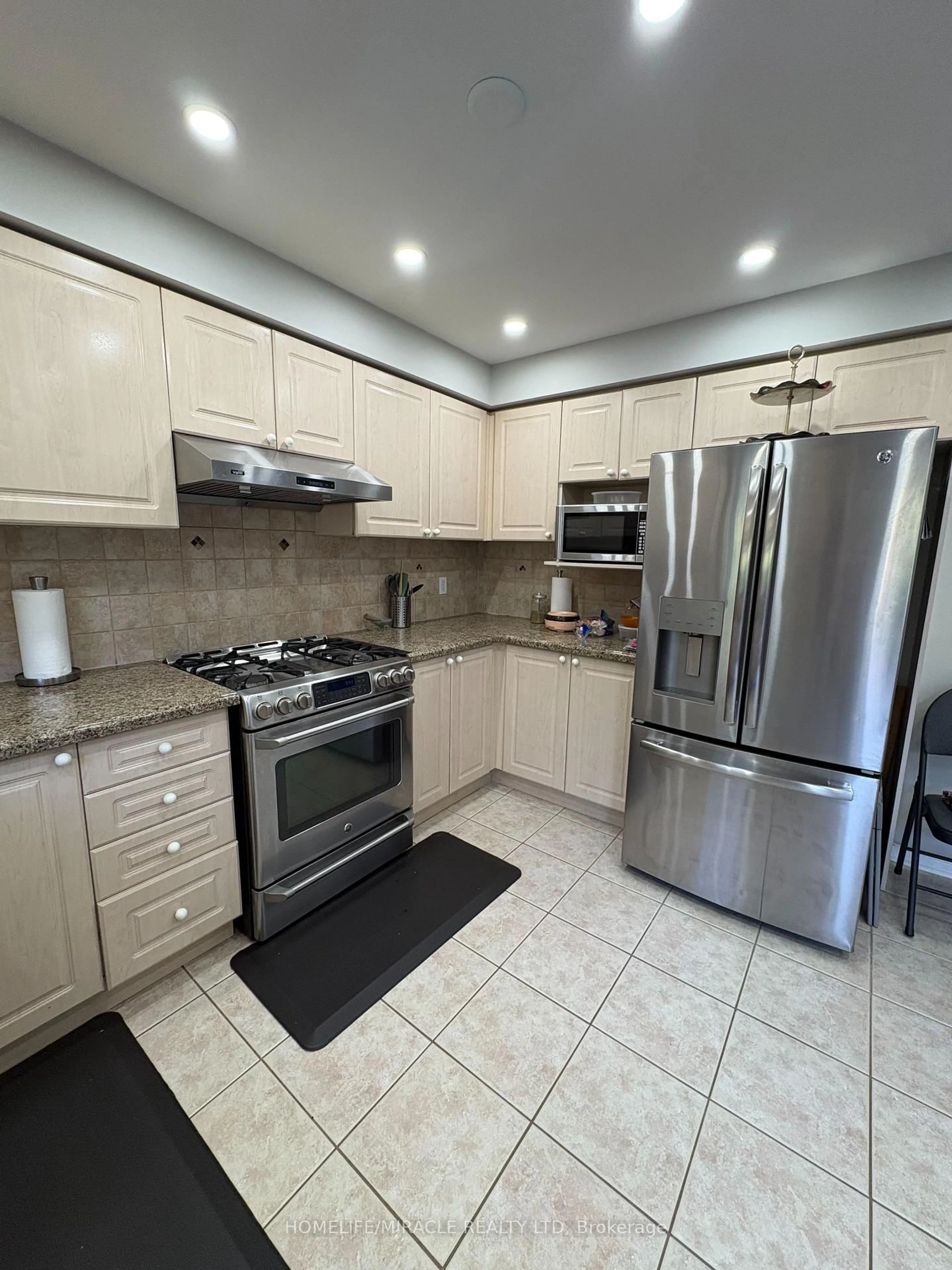 Standard kitchen, ceramic/tile floor for 15 Nobbs Dr, Ajax Ontario L1T 4M1