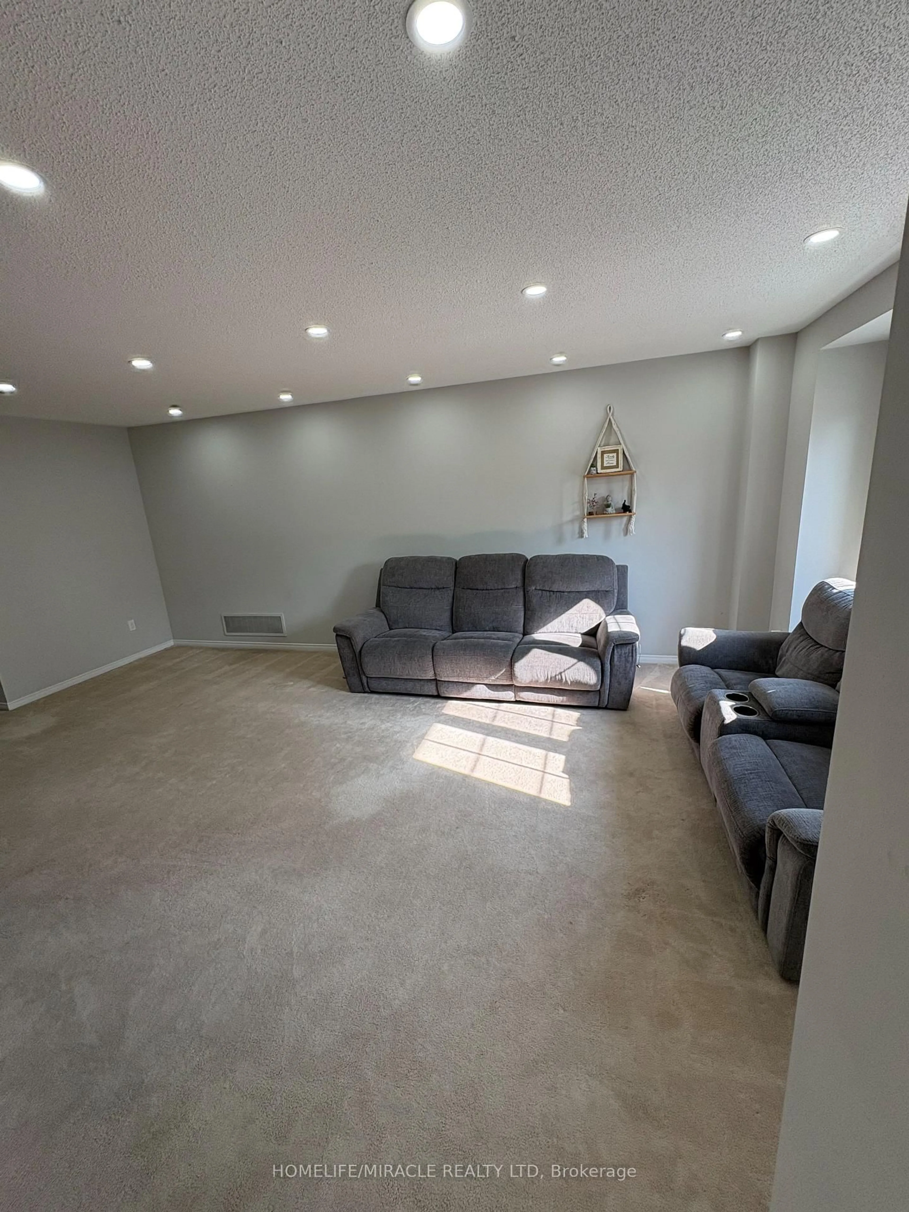 A pic of a room for 15 Nobbs Dr, Ajax Ontario L1T 4M1