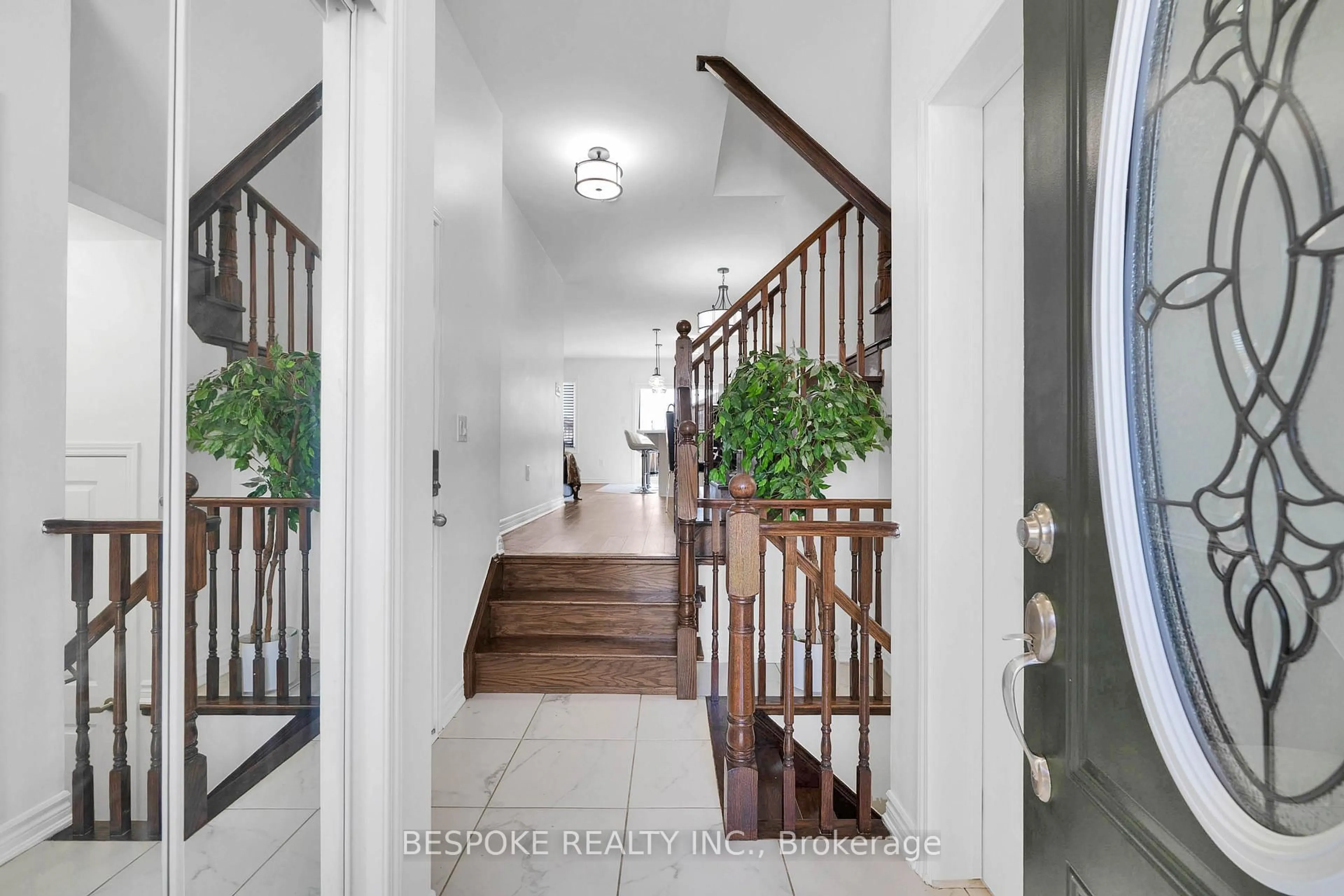 Indoor entryway for 136 Coho Dr, Whitby Ontario L1P 0E5