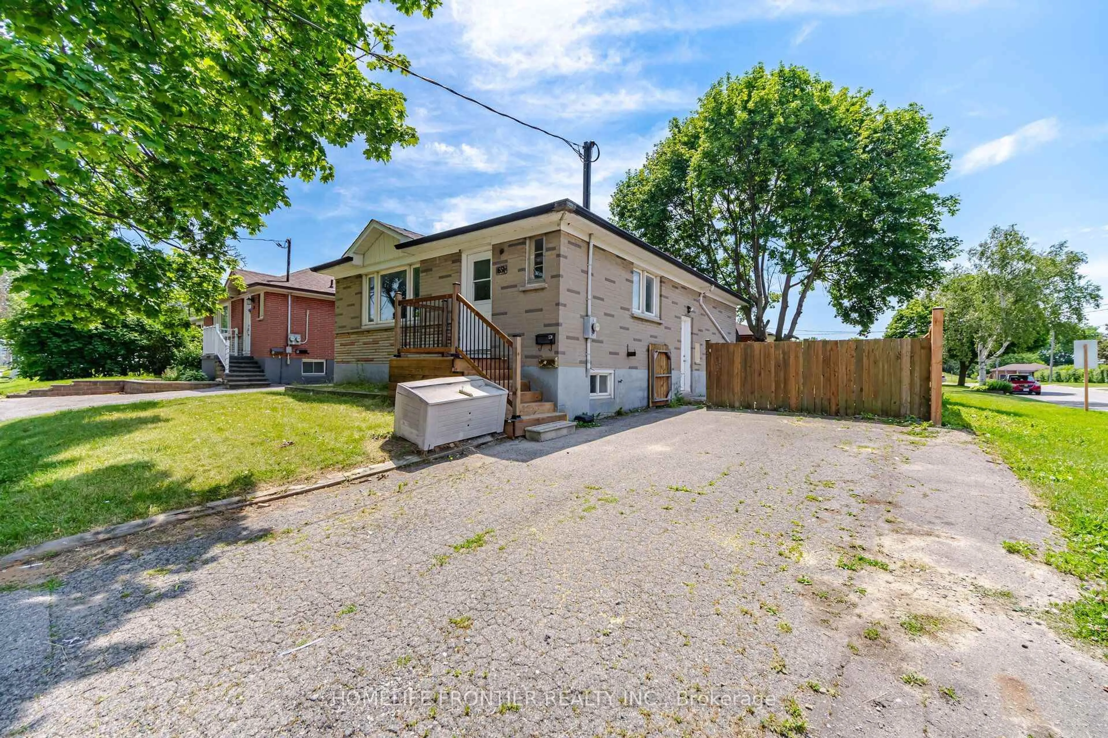 A pic from outside/outdoor area/front of a property/back of a property/a pic from drone, street for 651 Olive Ave, Oshawa Ontario L1H 2R9