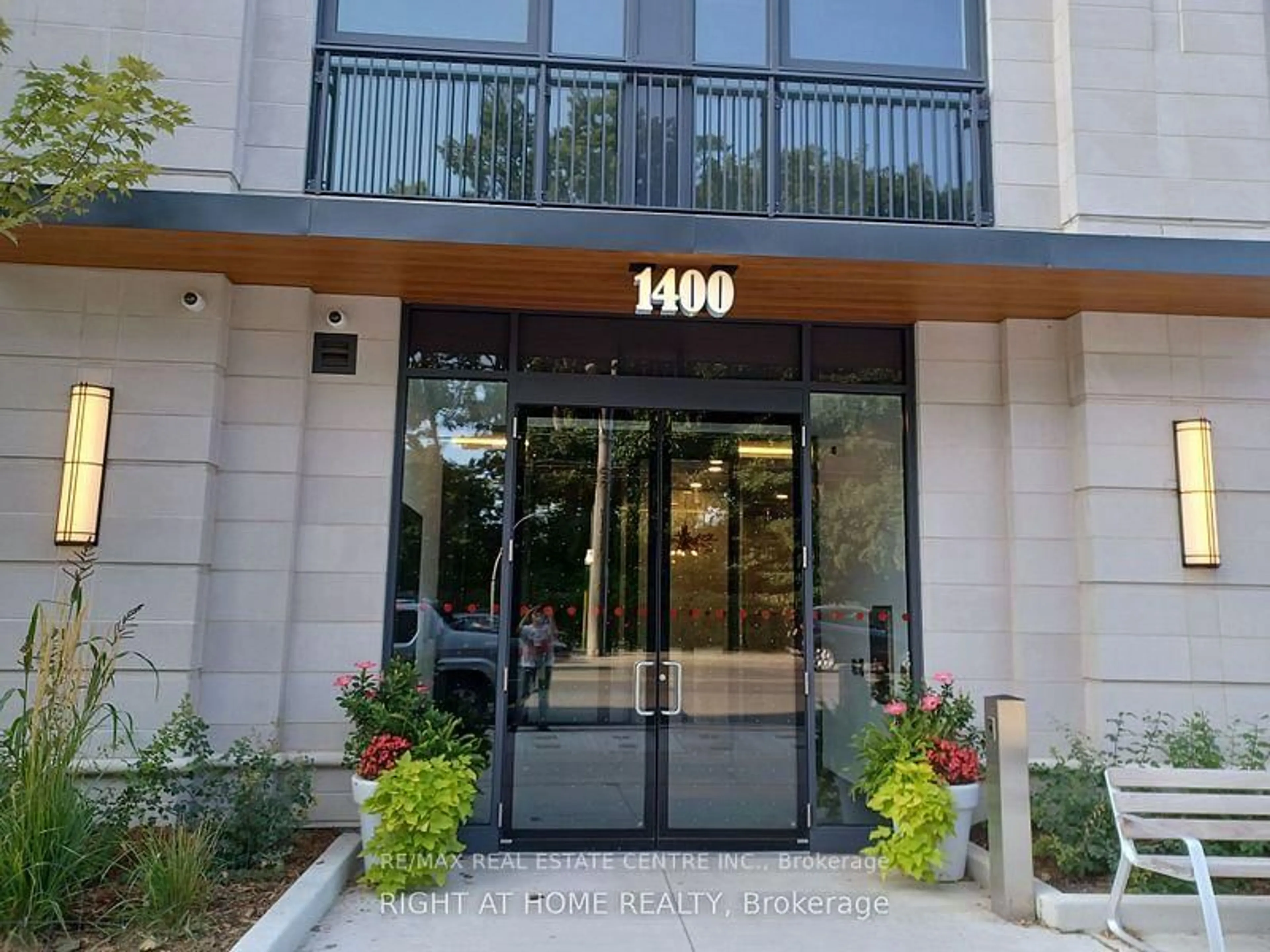Indoor foyer for 1400 Kingston Rd #102, Toronto Ontario M1N 1R3