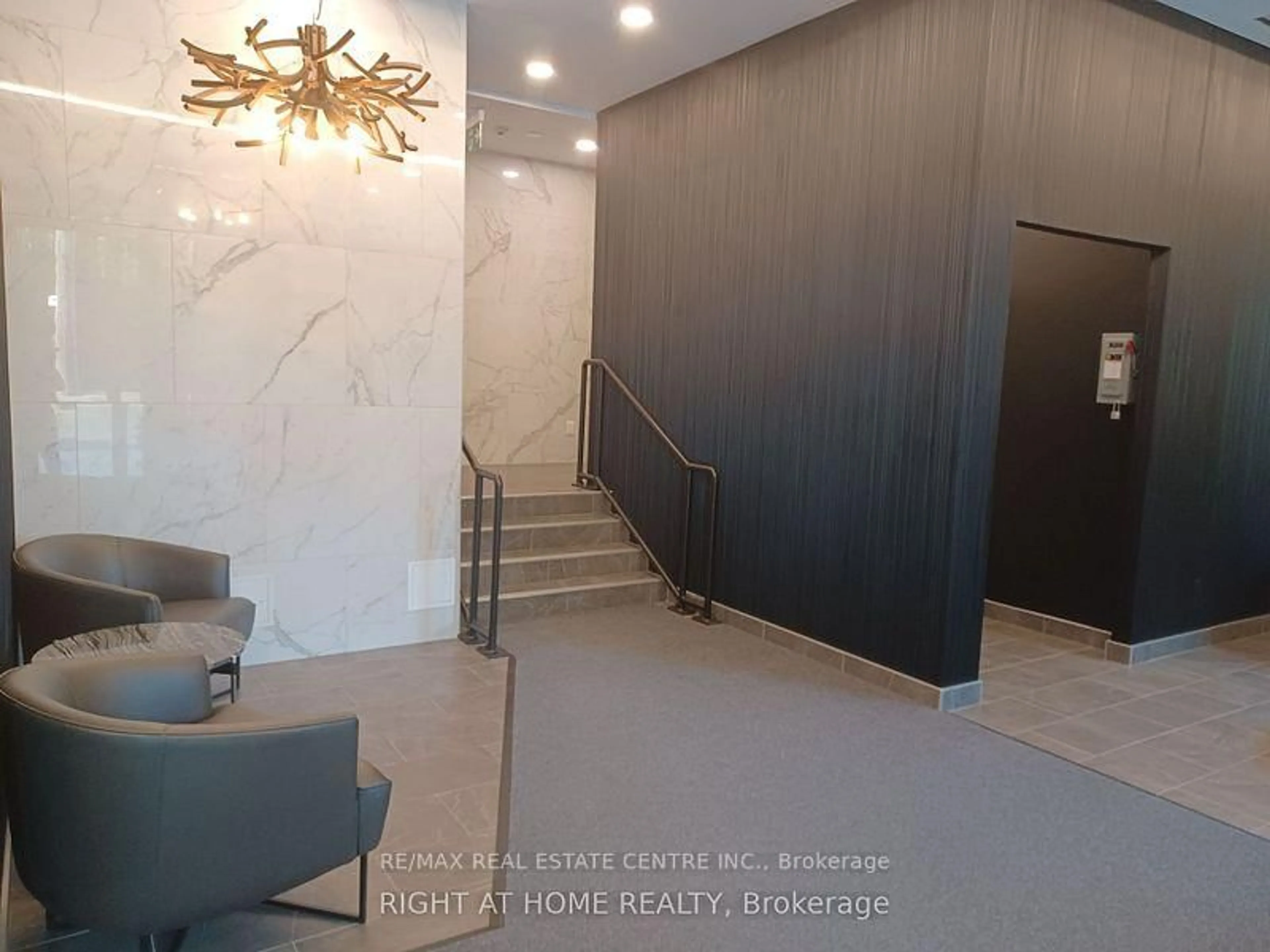 Indoor foyer for 1400 Kingston Rd #102, Toronto Ontario M1N 1R3