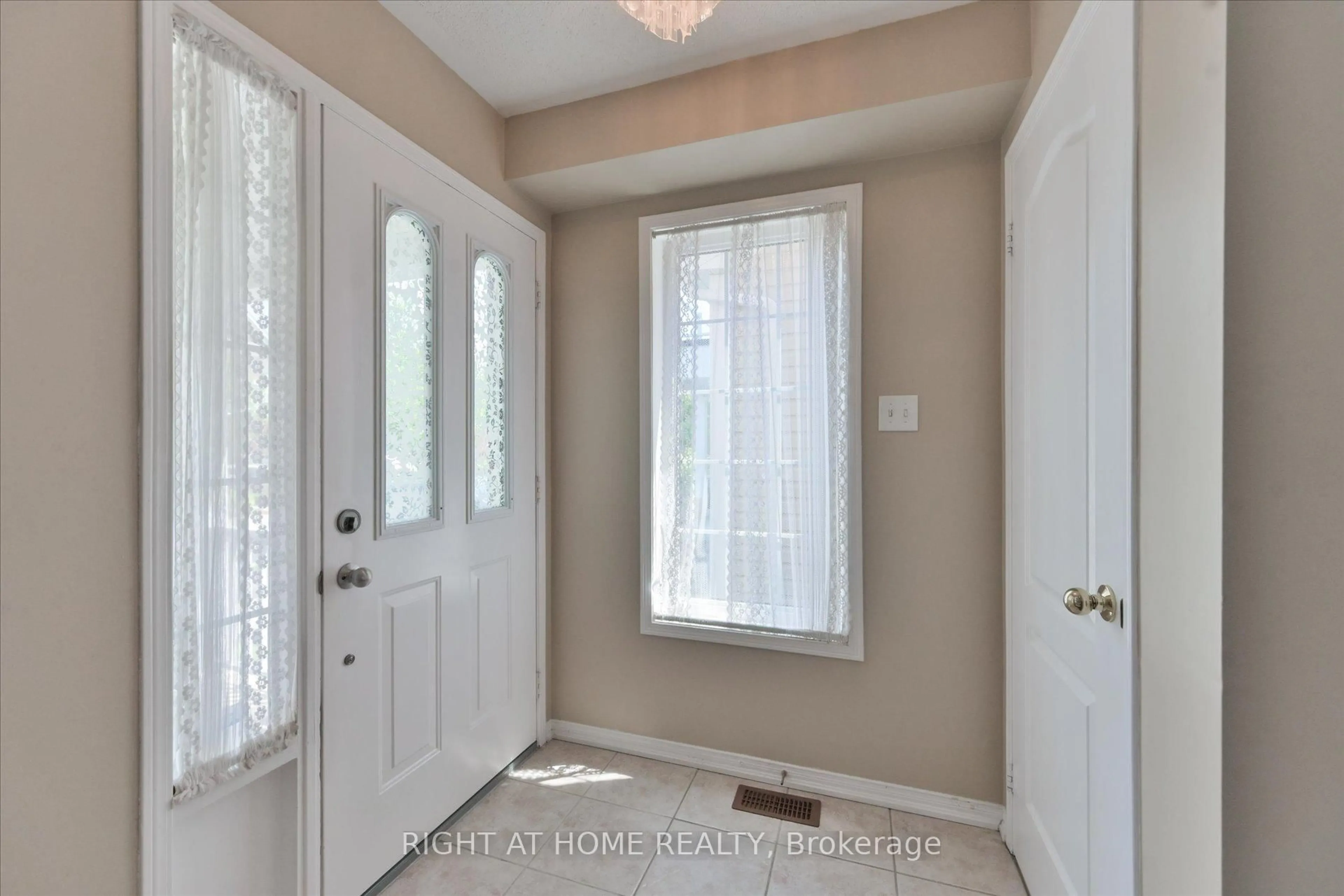 Indoor entryway for 94 Moynahan Cres, Ajax Ontario L1Z 1M4